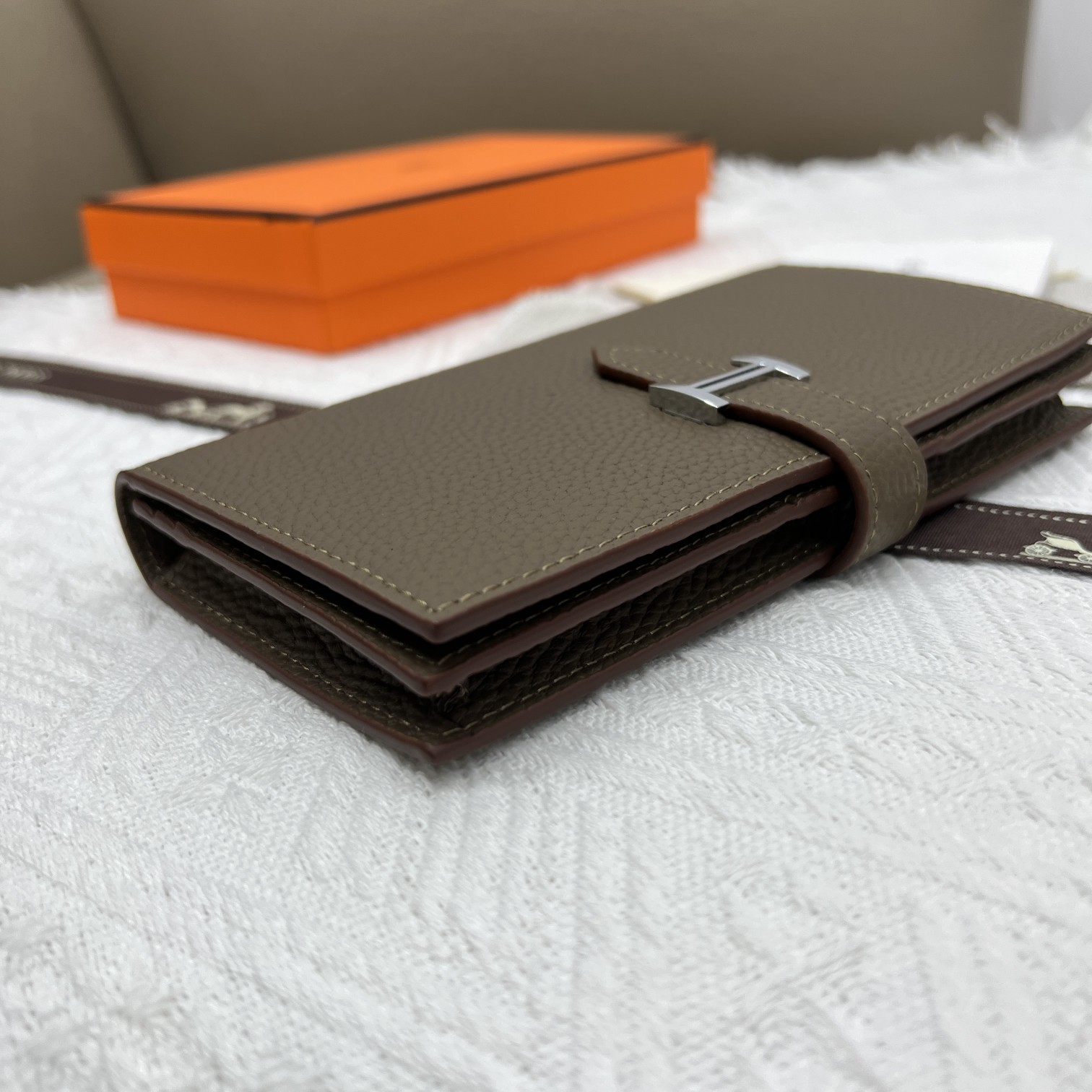 Hermès Togo Leather Vertical Wallet with Interior Zipper Pocket 5 a1653761506796 5437