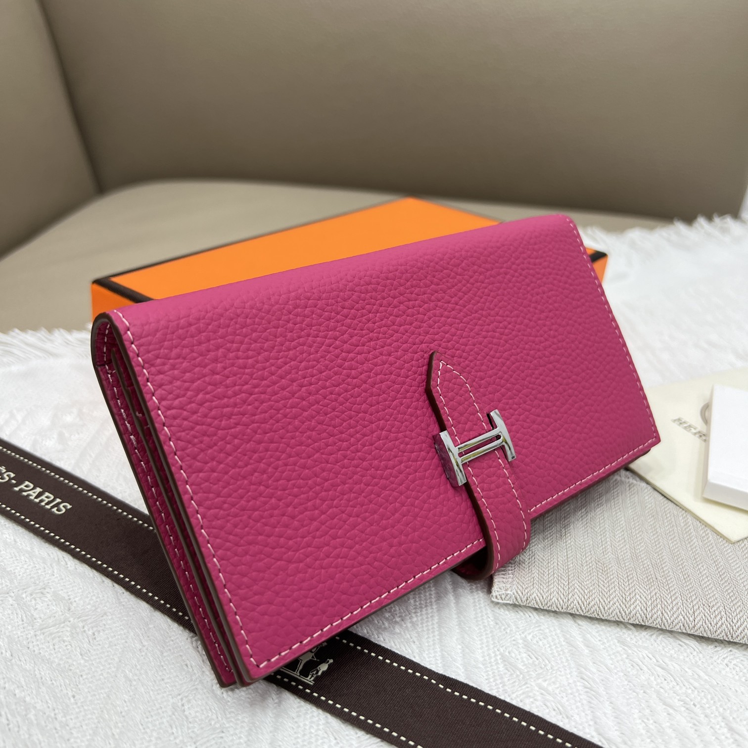 Hermes Women's Vertical Wallet Togo Leather with Internal Zipper Pocket 4 a1653761638591 5221