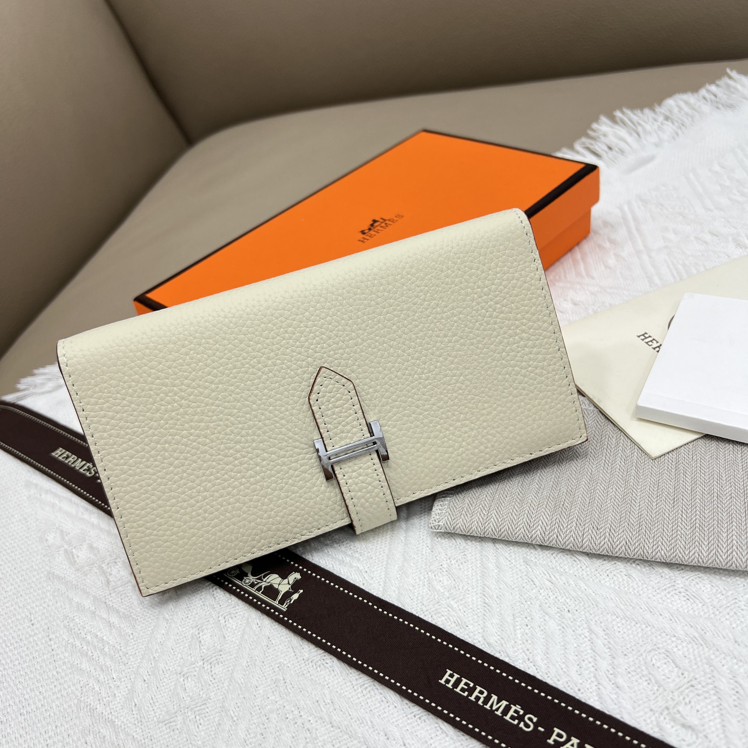 Hermes أبيض Togo جلد محفظة عمودية بسحاب داخلي للنساء