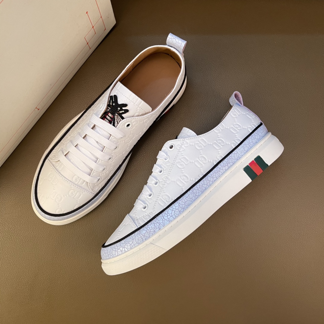 I0  高品质欧美大师设计简洁高档大气，专柜品质值得信赖，面料进口顶级牛皮 。😍 牛皮内里🐑 做工精细，专柜原版大底，上脚舒适百搭，潮男乐福专属定制，小 麦昆 Alexander McQueen  适合司机户外行车🚗 休闲鞋系列之首 男鞋