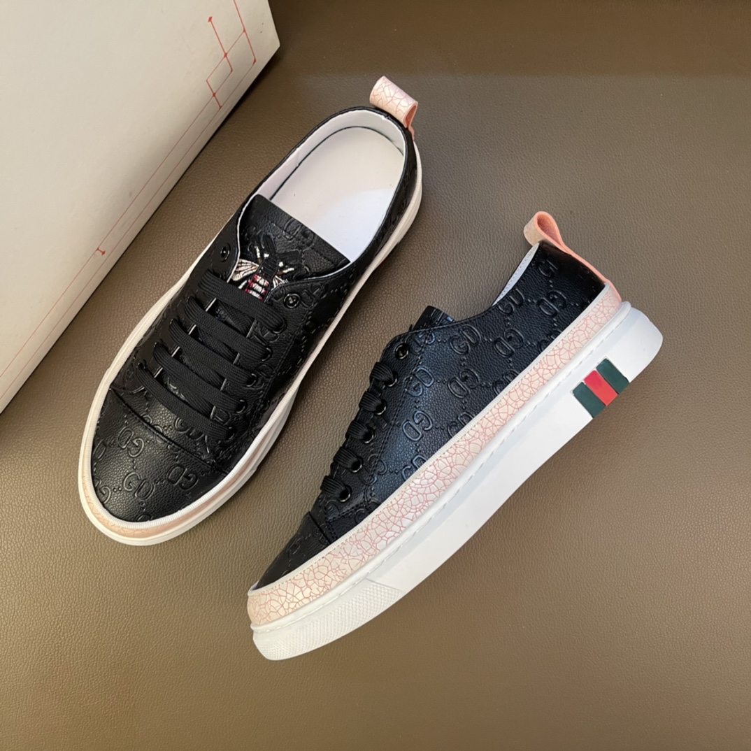 I0  高品质欧美大师设计简洁高档大气，专柜品质值得信赖，面料进口顶级牛皮 。😍 牛皮内里🐑 做工精细，专柜原版大底，上脚舒适百搭，潮男乐福专属定制，小 麦昆 Alexander McQueen  适合司机户外行车🚗 休闲鞋系列之首 男鞋