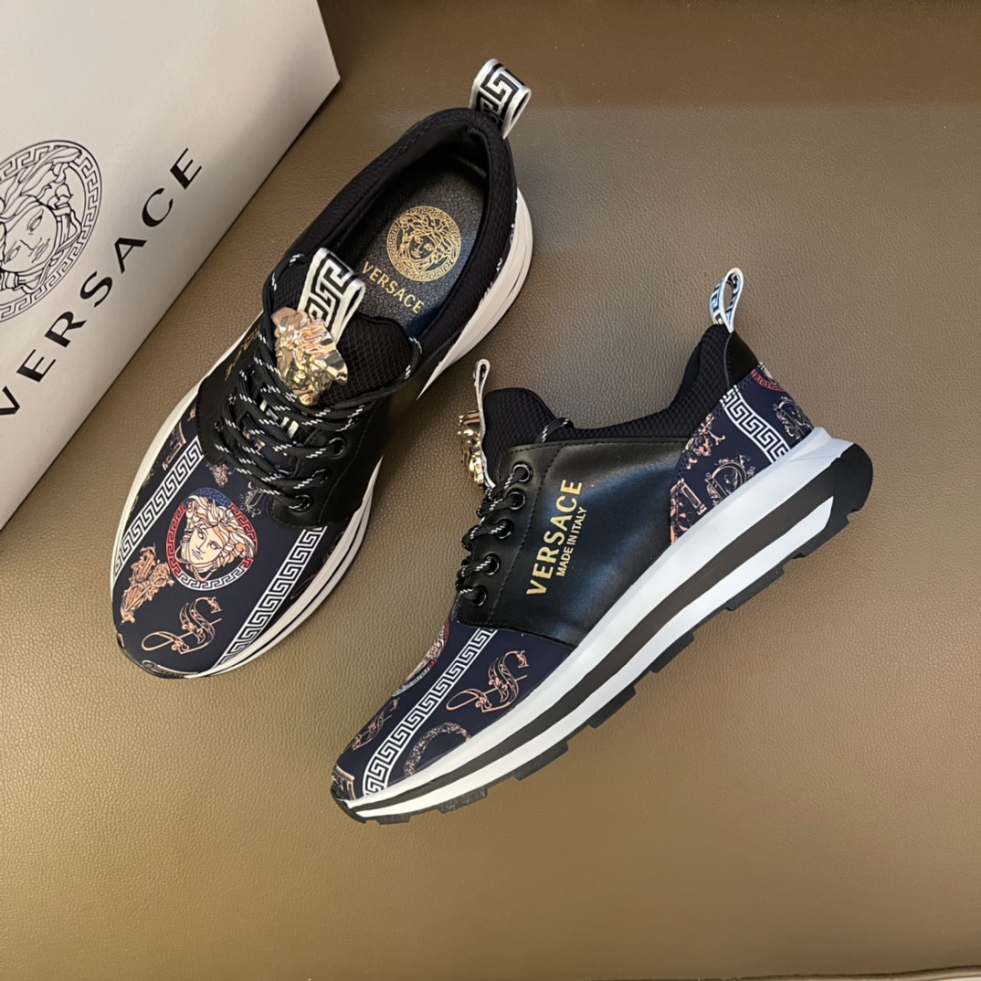 J0   独家潮品    最高品质范思哲VERSACE～独领风骚2022经典低帮懒人款，瓦莎琪压花纹 鞋面LOGO更是重金精心打造😍 材料：🐂进口头层小牛皮，羊皮内里🐑 欧美大师独特版面设计 耐磨仿滑原版大底 青年乐福款 休闲运动板鞋💓超级舒服。范思哲原版复刻 适合司机驾车外出🚗 .男鞋