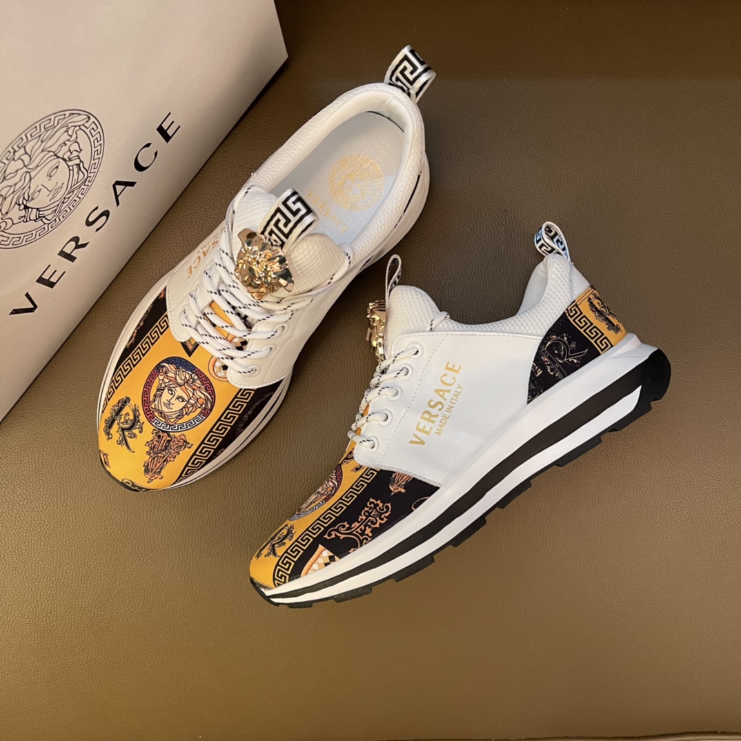 J0   独家潮品    最高品质范思哲VERSACE～独领风骚2022经典低帮懒人款，瓦莎琪压花纹 鞋面LOGO更是重金精心打造😍 材料：🐂进口头层小牛皮，羊皮内里🐑 欧美大师独特版面设计 耐磨仿滑原版大底 青年乐福款 休闲运动板鞋💓超级舒服。范思哲原版复刻 适合司机驾车外出🚗 .男鞋