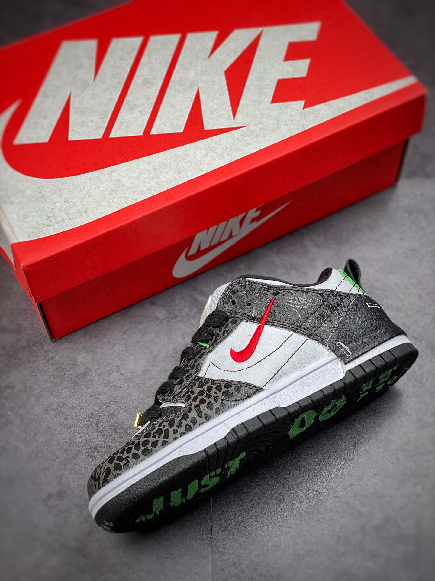 240 Nike Dunk Low Disrupt 2 黑绿蛇纹  内侧的 Nike Swoosh DV1490-161