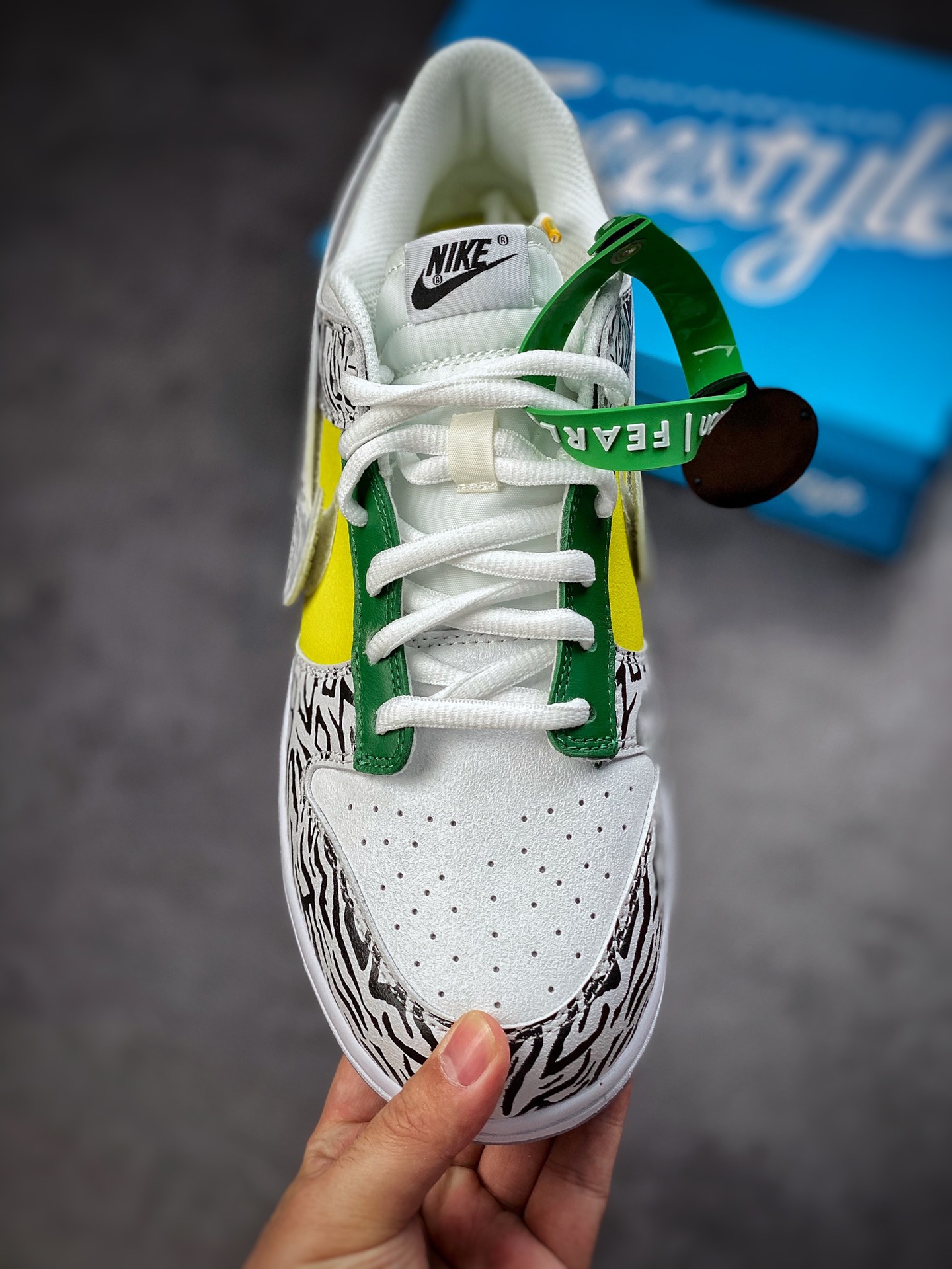 260 Nike Dunk Low “Doernbecher” 慈善联名 DR7305-100