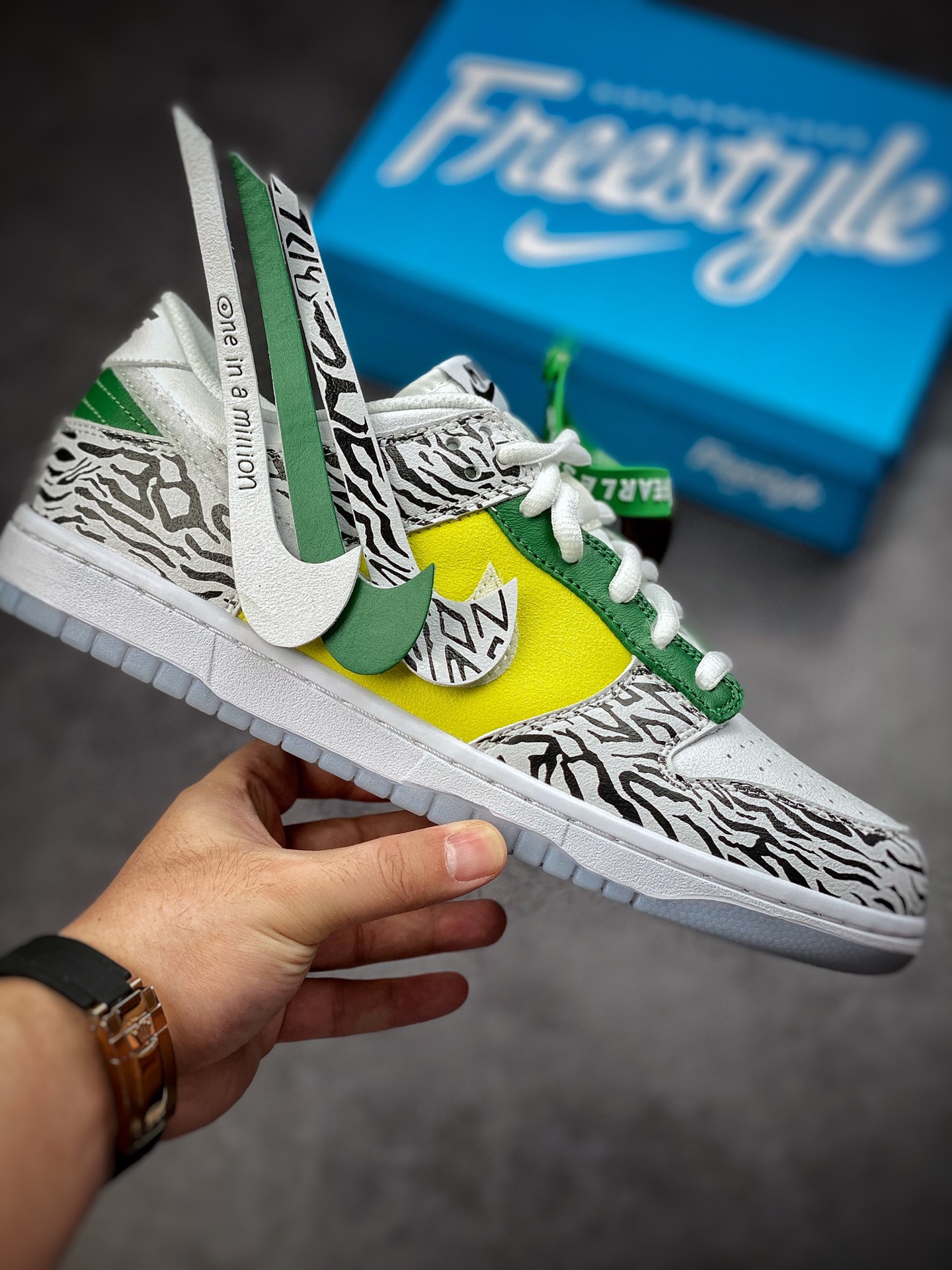 260 Nike Dunk Low “Doernbecher” 慈善联名 DR7305-100