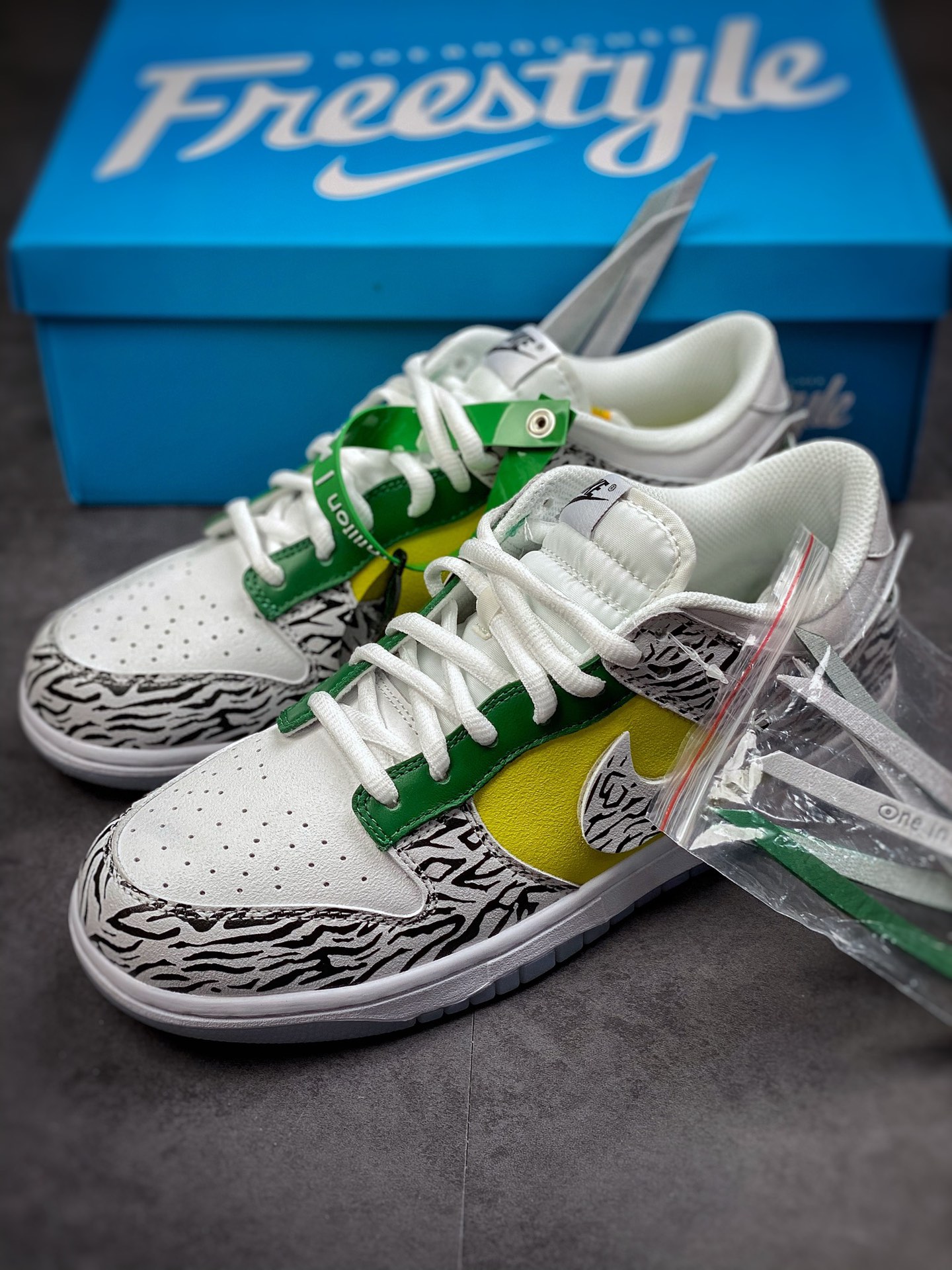 260 Nike Dunk Low “Doernbecher” 慈善联名 DR7305-100