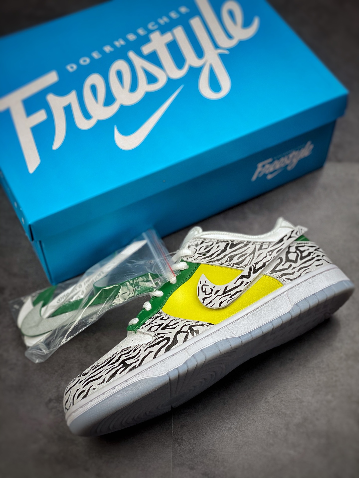 260 Nike Dunk Low “Doernbecher” 慈善联名 DR7305-100