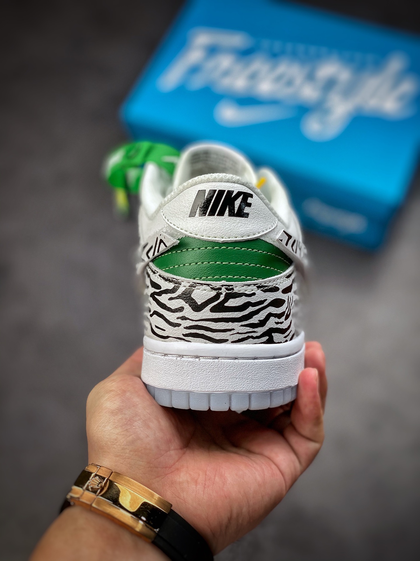 260 Nike Dunk Low “Doernbecher” 慈善联名 DR7305-100