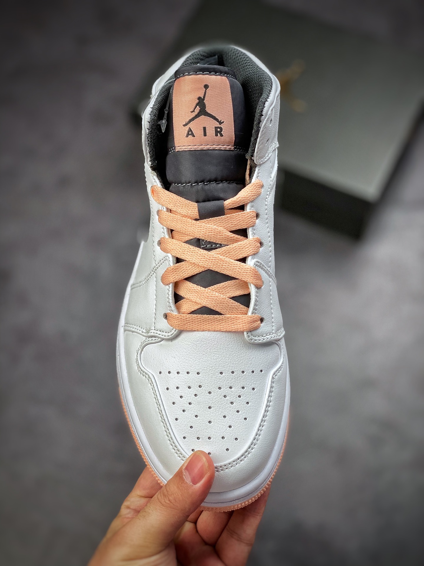 240 Air Jordan 1 Mid 白浅粉  AJ1乔1中帮休闲板鞋 554725-180