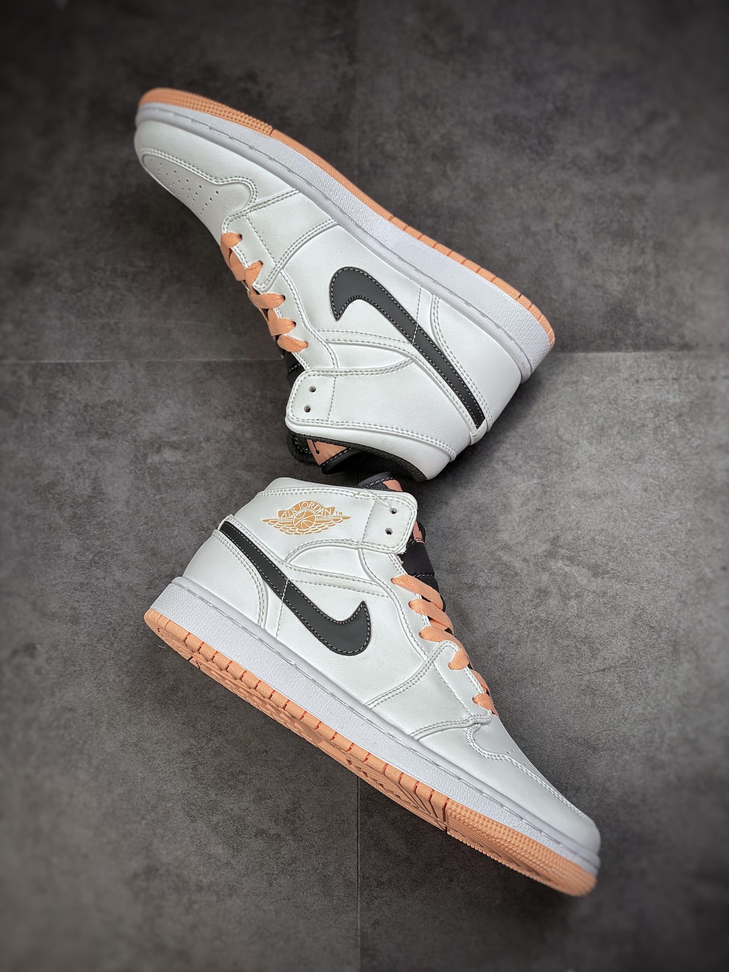 240 Air Jordan 1 Mid 白浅粉  AJ1乔1中帮休闲板鞋 554725-180