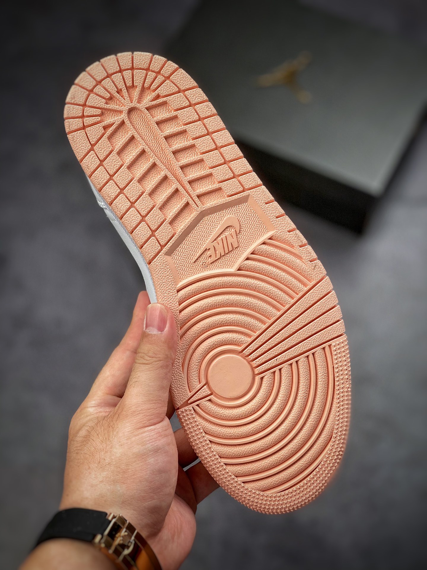 240 Air Jordan 1 Mid 白浅粉  AJ1乔1中帮休闲板鞋 554725-180