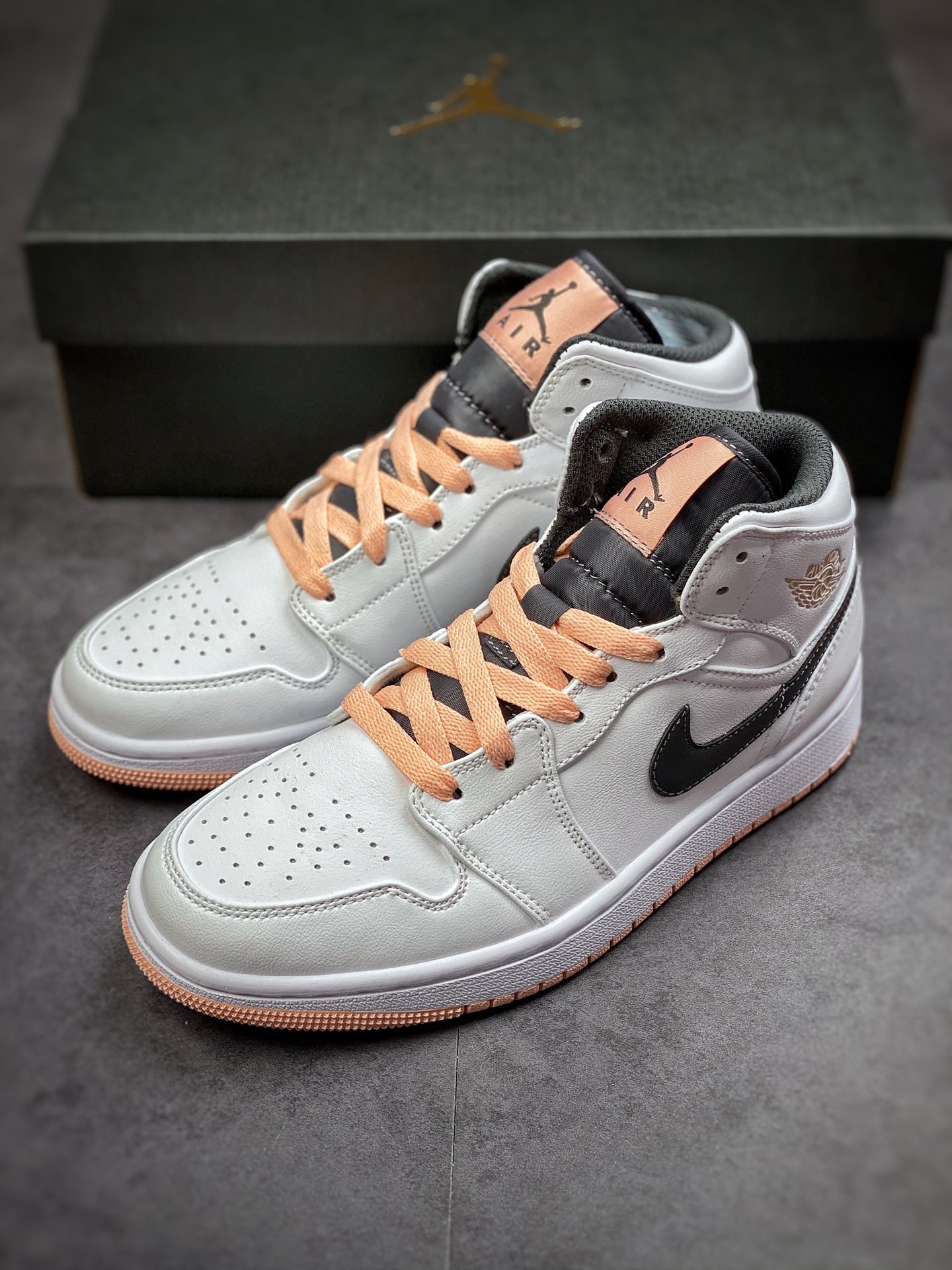 240 Air Jordan 1 Mid 白浅粉  AJ1乔1中帮休闲板鞋 554725-180