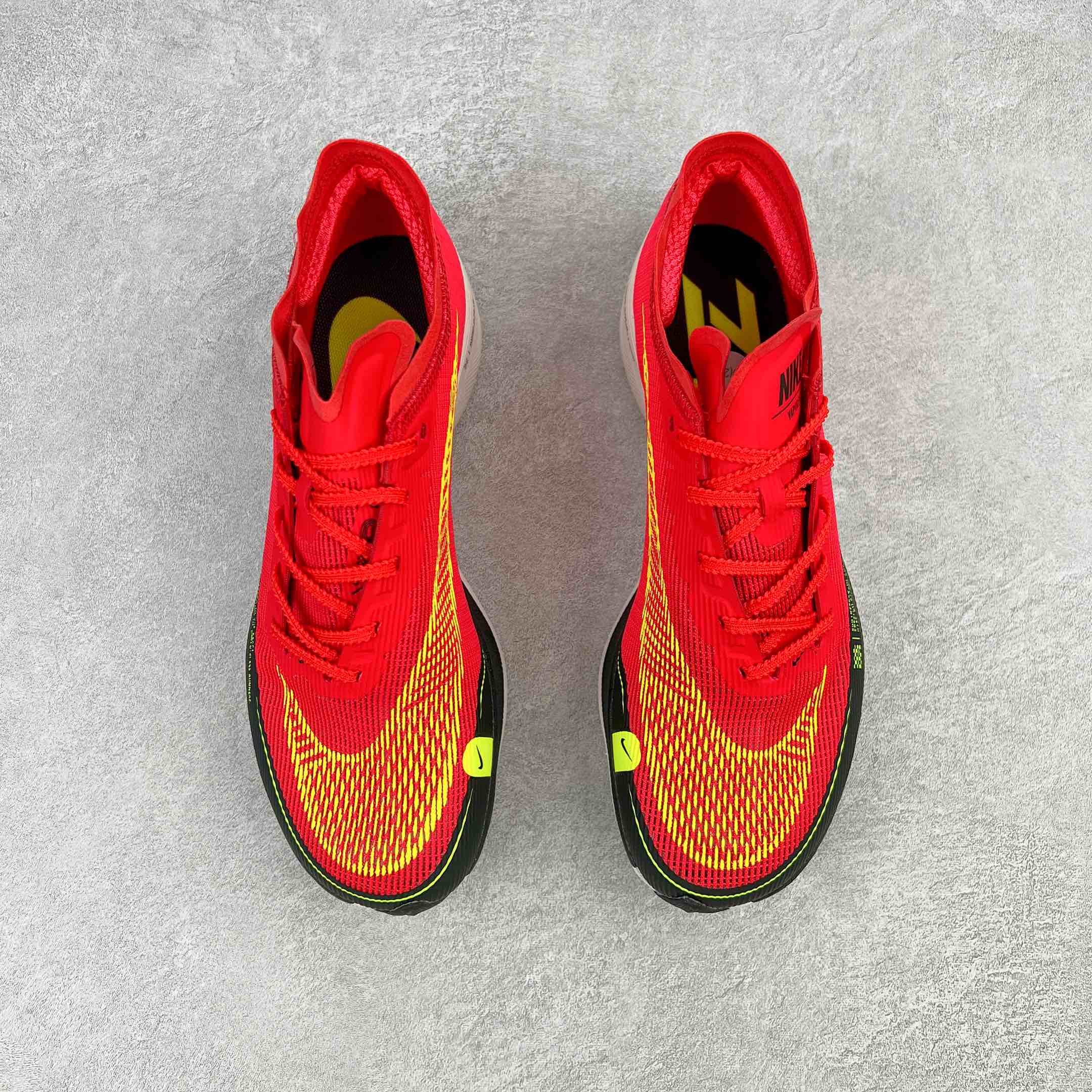 图片[2]-＃纯原福利 NK ZoomX Vaporfly Next% 马拉松一代跑鞋 鞋面使用了全新 Vaporweave 科技 这种类似蝉翼的材质相比 Flyknit 更加轻薄透气 非对称的鞋带系统和泡棉护垫的加入令舒适度更高 鞋头辅以超大的 Swoosh 点缀 再配上流线型外观设计 时尚感十足 尺码：36 36.5 37.5 38 38.5 39 40 40.5 41 42 42.5 43 44 44.5 45-选品中心