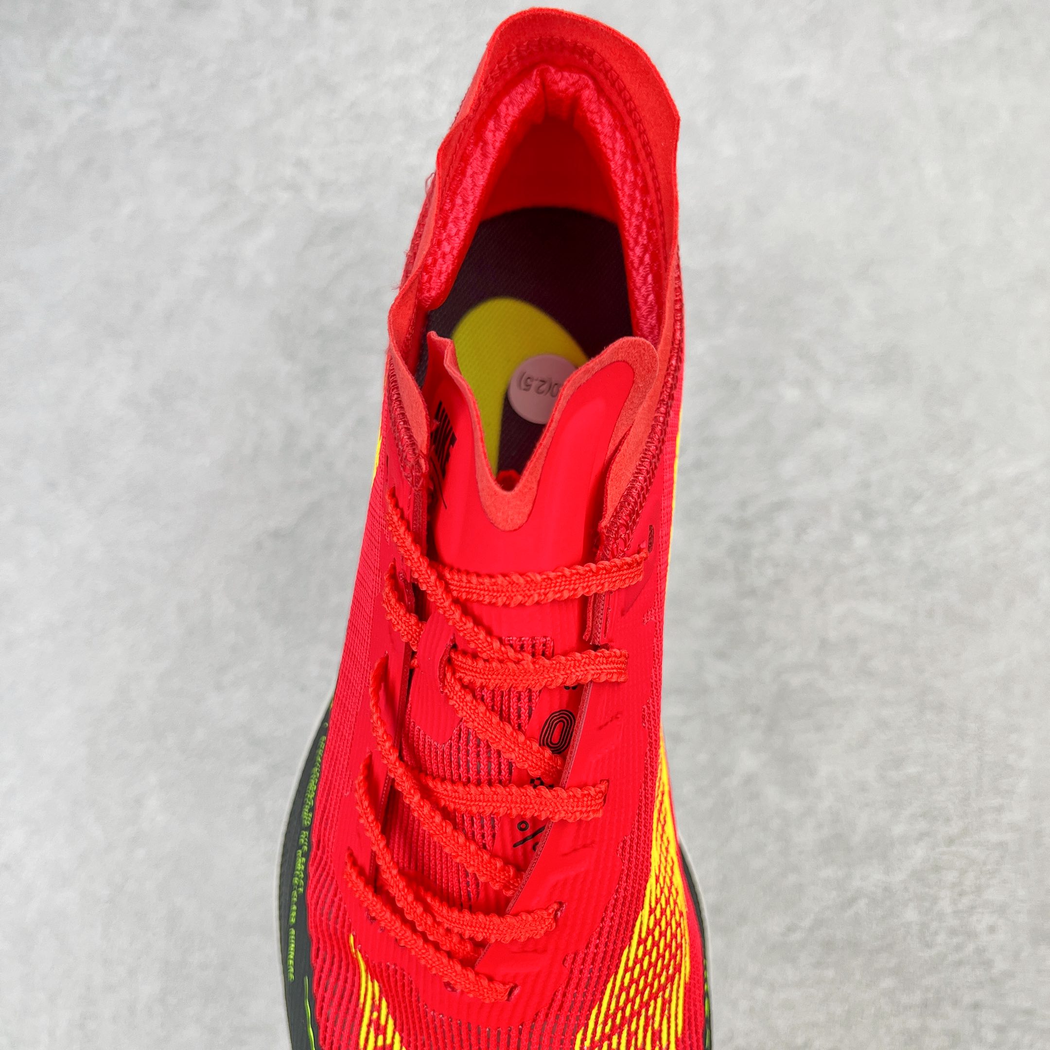 图片[5]-＃纯原福利 NK ZoomX Vaporfly Next% 马拉松一代跑鞋 鞋面使用了全新 Vaporweave 科技 这种类似蝉翼的材质相比 Flyknit 更加轻薄透气 非对称的鞋带系统和泡棉护垫的加入令舒适度更高 鞋头辅以超大的 Swoosh 点缀 再配上流线型外观设计 时尚感十足 尺码：36 36.5 37.5 38 38.5 39 40 40.5 41 42 42.5 43 44 44.5 45-选品中心