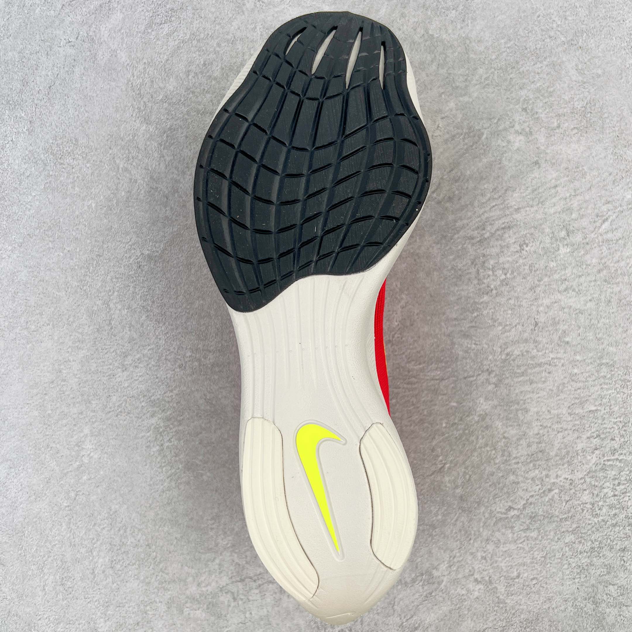 图片[9]-＃纯原福利 NK ZoomX Vaporfly Next% 马拉松一代跑鞋 鞋面使用了全新 Vaporweave 科技 这种类似蝉翼的材质相比 Flyknit 更加轻薄透气 非对称的鞋带系统和泡棉护垫的加入令舒适度更高 鞋头辅以超大的 Swoosh 点缀 再配上流线型外观设计 时尚感十足 尺码：36 36.5 37.5 38 38.5 39 40 40.5 41 42 42.5 43 44 44.5 45-选品中心
