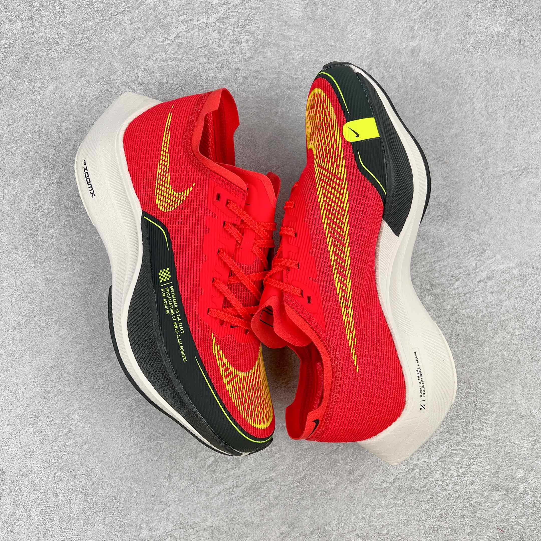 图片[3]-＃纯原福利 NK ZoomX Vaporfly Next% 马拉松一代跑鞋 鞋面使用了全新 Vaporweave 科技 这种类似蝉翼的材质相比 Flyknit 更加轻薄透气 非对称的鞋带系统和泡棉护垫的加入令舒适度更高 鞋头辅以超大的 Swoosh 点缀 再配上流线型外观设计 时尚感十足 尺码：36 36.5 37.5 38 38.5 39 40 40.5 41 42 42.5 43 44 44.5 45-选品中心