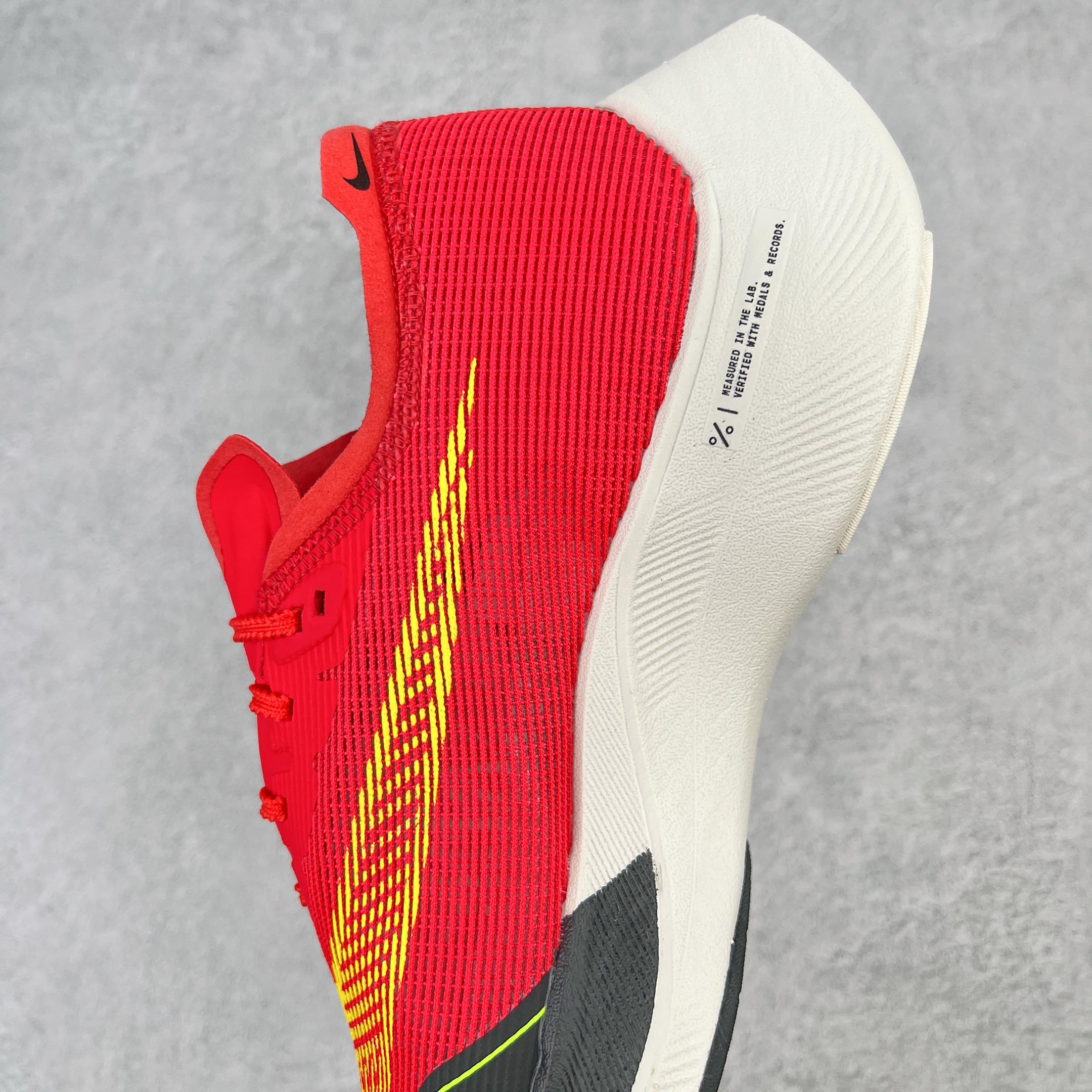 图片[7]-＃纯原福利 NK ZoomX Vaporfly Next% 马拉松一代跑鞋 鞋面使用了全新 Vaporweave 科技 这种类似蝉翼的材质相比 Flyknit 更加轻薄透气 非对称的鞋带系统和泡棉护垫的加入令舒适度更高 鞋头辅以超大的 Swoosh 点缀 再配上流线型外观设计 时尚感十足 尺码：36 36.5 37.5 38 38.5 39 40 40.5 41 42 42.5 43 44 44.5 45-选品中心