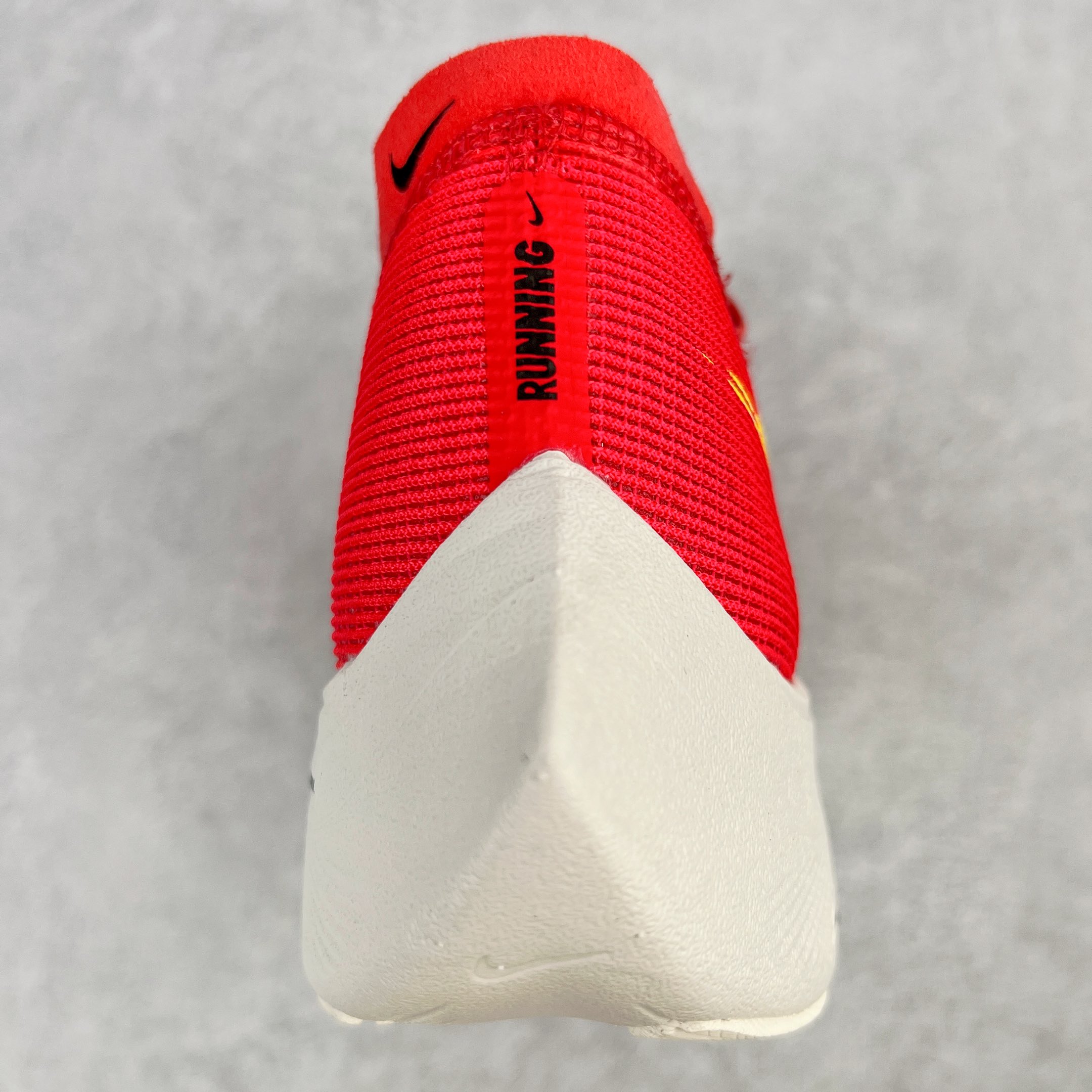 图片[8]-＃纯原福利 NK ZoomX Vaporfly Next% 马拉松一代跑鞋 鞋面使用了全新 Vaporweave 科技 这种类似蝉翼的材质相比 Flyknit 更加轻薄透气 非对称的鞋带系统和泡棉护垫的加入令舒适度更高 鞋头辅以超大的 Swoosh 点缀 再配上流线型外观设计 时尚感十足 尺码：36 36.5 37.5 38 38.5 39 40 40.5 41 42 42.5 43 44 44.5 45-选品中心