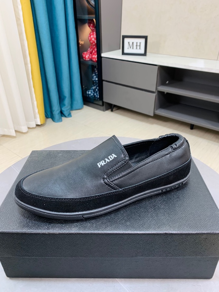 I5  普拉达 Prada  米兰展新品男鞋出炉了，官网：1制作🔺原版，续写魅力传承，创新与致敬⚫️年轻时尚的你必须拥有🎗活动垫脚无臭脚；进口牛皮网布搭配耐磨橡胶底；适合四季穿着 ，时尚百搭。