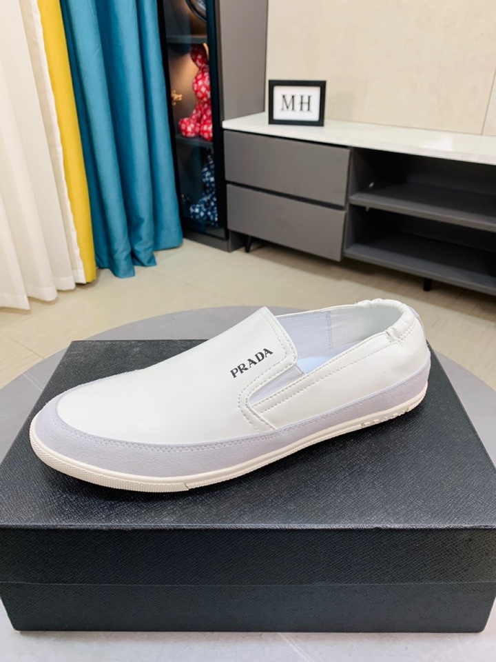 I5  普拉达 Prada  米兰展新品男鞋出炉了，官网：1制作🔺原版，续写魅力传承，创新与致敬⚫️年轻时尚的你必须拥有🎗活动垫脚无臭脚；进口牛皮网布搭配耐磨橡胶底；适合四季穿着 ，时尚百搭。