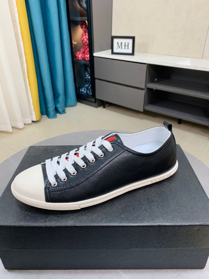 I5  普拉达 Prada  米兰展新品男鞋出炉了，官网：1制作🔺原版，续写魅力传承，创新与致敬⚫️年轻时尚的你必须拥有🎗活动垫脚无臭脚；进口牛皮网布搭配耐磨橡胶底；适合四季穿着 ，时尚百搭。