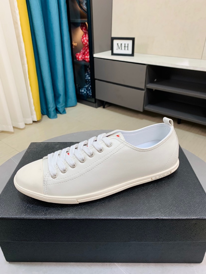 I5  普拉达 Prada  米兰展新品男鞋出炉了，官网：1制作🔺原版，续写魅力传承，创新与致敬⚫️年轻时尚的你必须拥有🎗活动垫脚无臭脚；进口牛皮网布搭配耐磨橡胶底；适合四季穿着 ，时尚百搭。