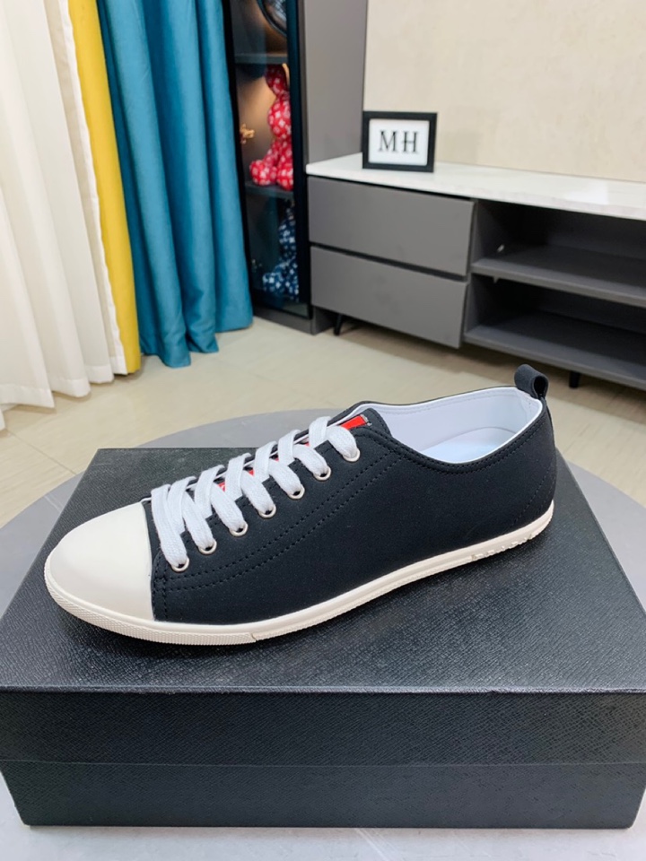 I5  普拉达 Prada  米兰展新品男鞋出炉了，官网：1制作🔺原版，续写魅力传承，创新与致敬⚫️年轻时尚的你必须拥有🎗活动垫脚无臭脚；进口牛皮网布搭配耐磨橡胶底；适合四季穿着 ，时尚百搭。