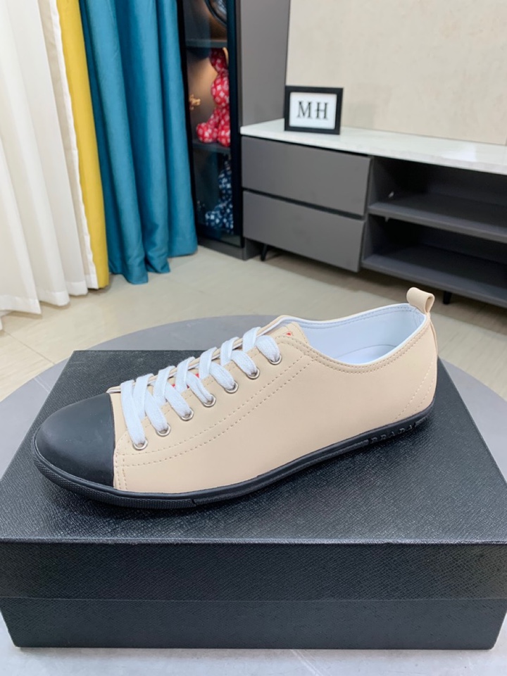 I5  普拉达 Prada  米兰展新品男鞋出炉了，官网：1制作🔺原版，续写魅力传承，创新与致敬⚫️年轻时尚的你必须拥有🎗活动垫脚无臭脚；进口牛皮网布搭配耐磨橡胶底；适合四季穿着 ，时尚百搭。