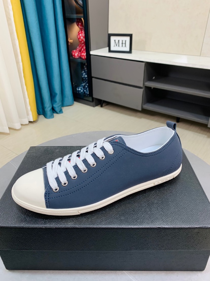 I5  普拉达 Prada  米兰展新品男鞋出炉了，官网：1制作🔺原版，续写魅力传承，创新与致敬⚫️年轻时尚的你必须拥有🎗活动垫脚无臭脚；进口牛皮网布搭配耐磨橡胶底；适合四季穿着 ，时尚百搭。