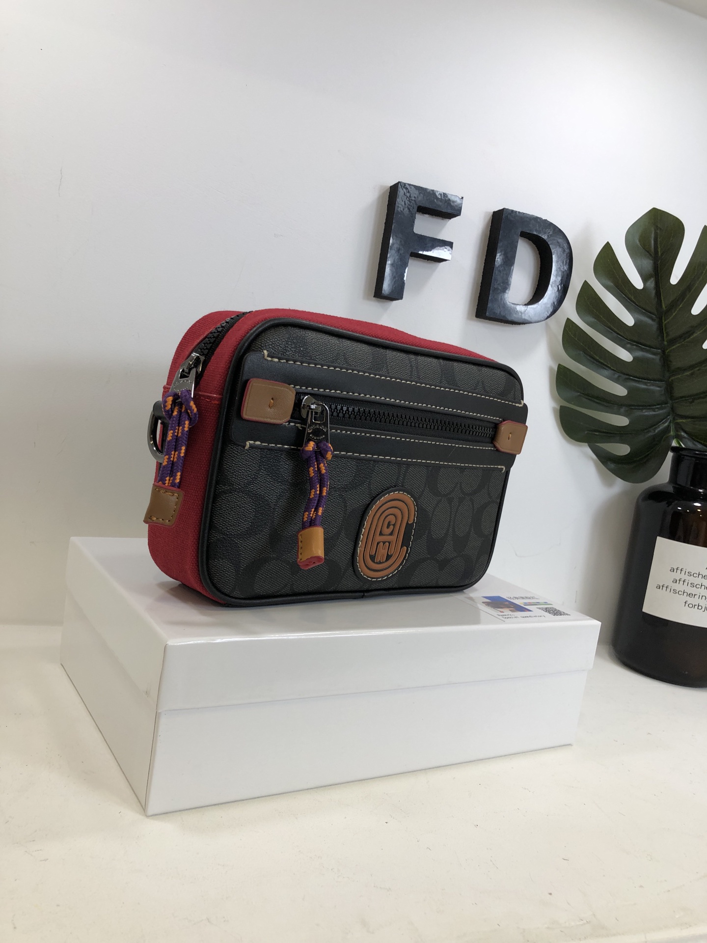 J0  Coach 蔻驰  相机包 Academy单肩包 男士斜挎包 经典Logo搭配原厂工艺材质 休闲百搭斜挎包 采用精湛镶嵌细工，实物拍摄 原厂原版面料 配送小票礼盒 防尘袋 尺寸23*15*6cm。