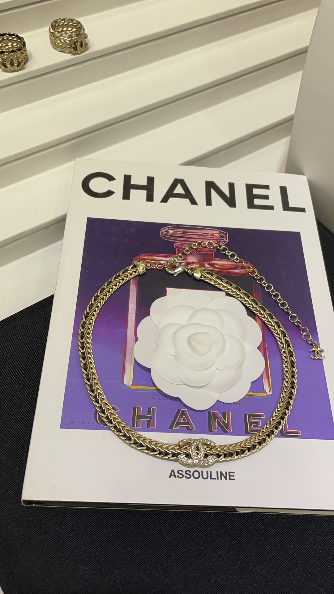 NO:634688,Special offer 88200, arrived today 22s new leather chain black lambskin double C necklace choker Irresistible black gold color and leather chain elements Retro classic high-end aesthetic Versatile and easy to wear Can be worn on both sides Stylish and individual yet elegant z Customized Consistent brass material Lambskin Swarovski diamonds Necklace with packaging box, necklace, sheepskin, Cartier high-end jewelry19860909特惠88200,今日到货 22s新款皮穿链黑色小羊皮双C项链choker 无法抗拒的黑金配色和皮穿链元素 复古经典的高级审美 百搭不挑人 双面均可佩戴 时髦个性又不失优雅 z定制 一致黄铜材质 小羊皮 施华洛钻 项链带包装盒,,necklace,sheepskin,卡迪亚高端饰品,Jewelry