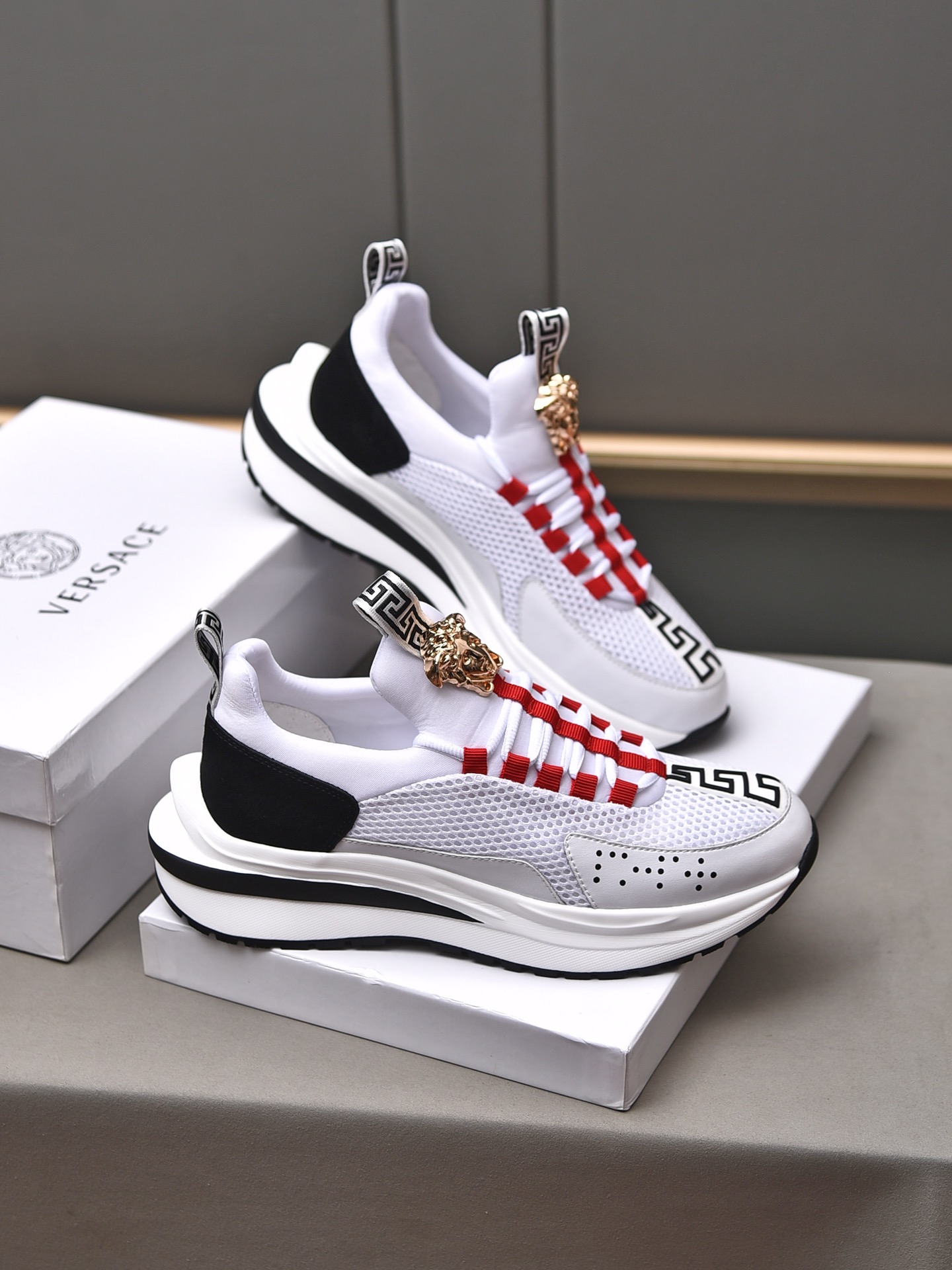 I5  范思哲 材料:鞋面牛皮接拼，内里：透气内里。大底：橡胶耐磨底。