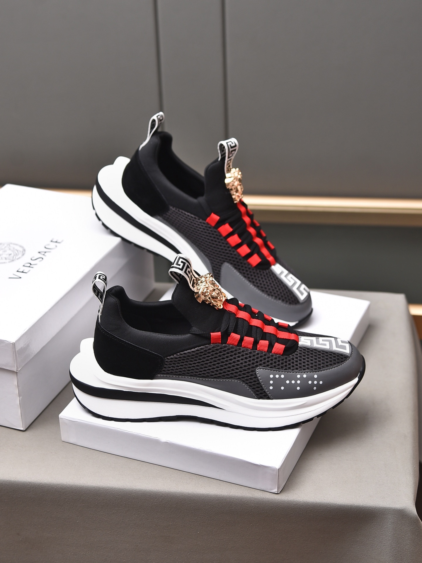 I5  范思哲 材料:鞋面牛皮接拼，内里：透气内里。大底：橡胶耐磨底。