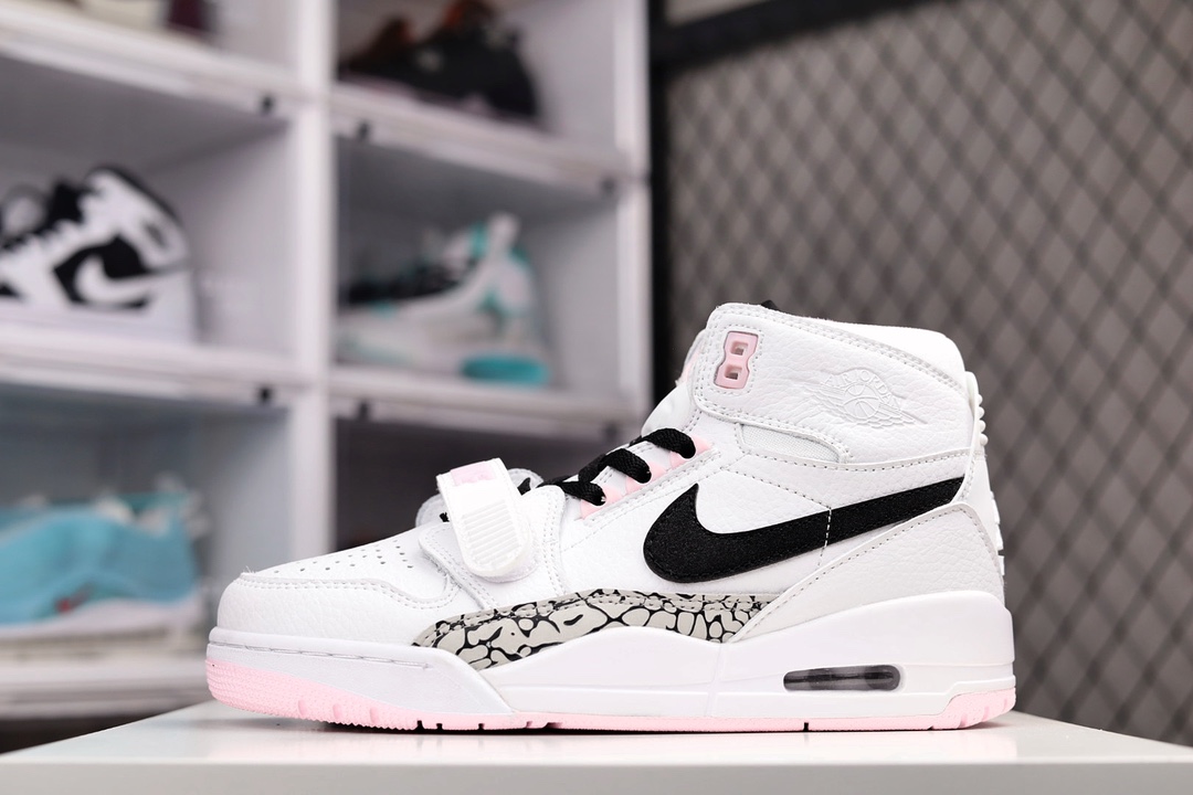 I0 顶级纯原版本 头层皮打造市面最强工艺Air Jordan Legacy 312 高帮篮球鞋 白粉有着交错结合的设计，它的名字就展现出它所包含的鞋款元素，312 分别对应了 Air Jordan 3、Air Jordan 1 和 Air Trainer 2，将这三双经典又有不俗人气的鞋款融合，“最强三合一” 的名称由此得来885AL