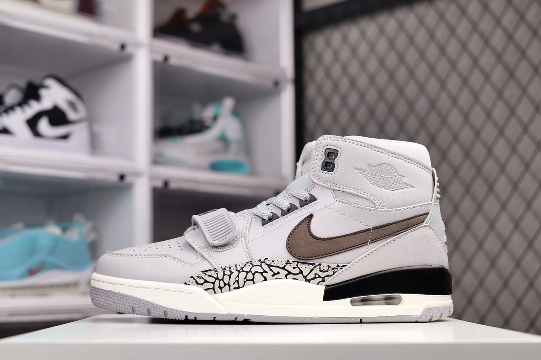 I0 顶级纯原版本 头层皮打造市面最强工艺Air Jordan Legacy 312 高帮篮球鞋 有着交错结合的设计，它的名字就展现出它所包含的鞋款元素，312 分别对应了 Air Jordan 3、Air Jordan 1 和 Air Trainer 2，将这三双经典又有不俗人气的鞋款融合，“最强三合一” 的名称由此得来885AL