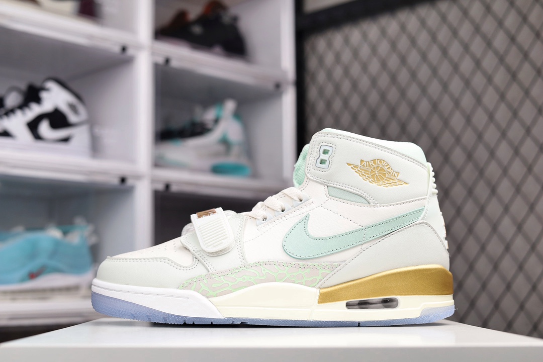 I0 顶级纯原版本 头层皮打造市面最强工艺Air Jordan Legacy 312 高帮篮球鞋 有着交错结合的设计，它的名字就展现出它所包含的鞋款元素，312 分别对应了 Air Jordan 3、Air Jordan 1 和 Air Trainer 2，将这三双经典又有不俗人气的鞋款融合，“最强三合一” 的名称由此得来885AL