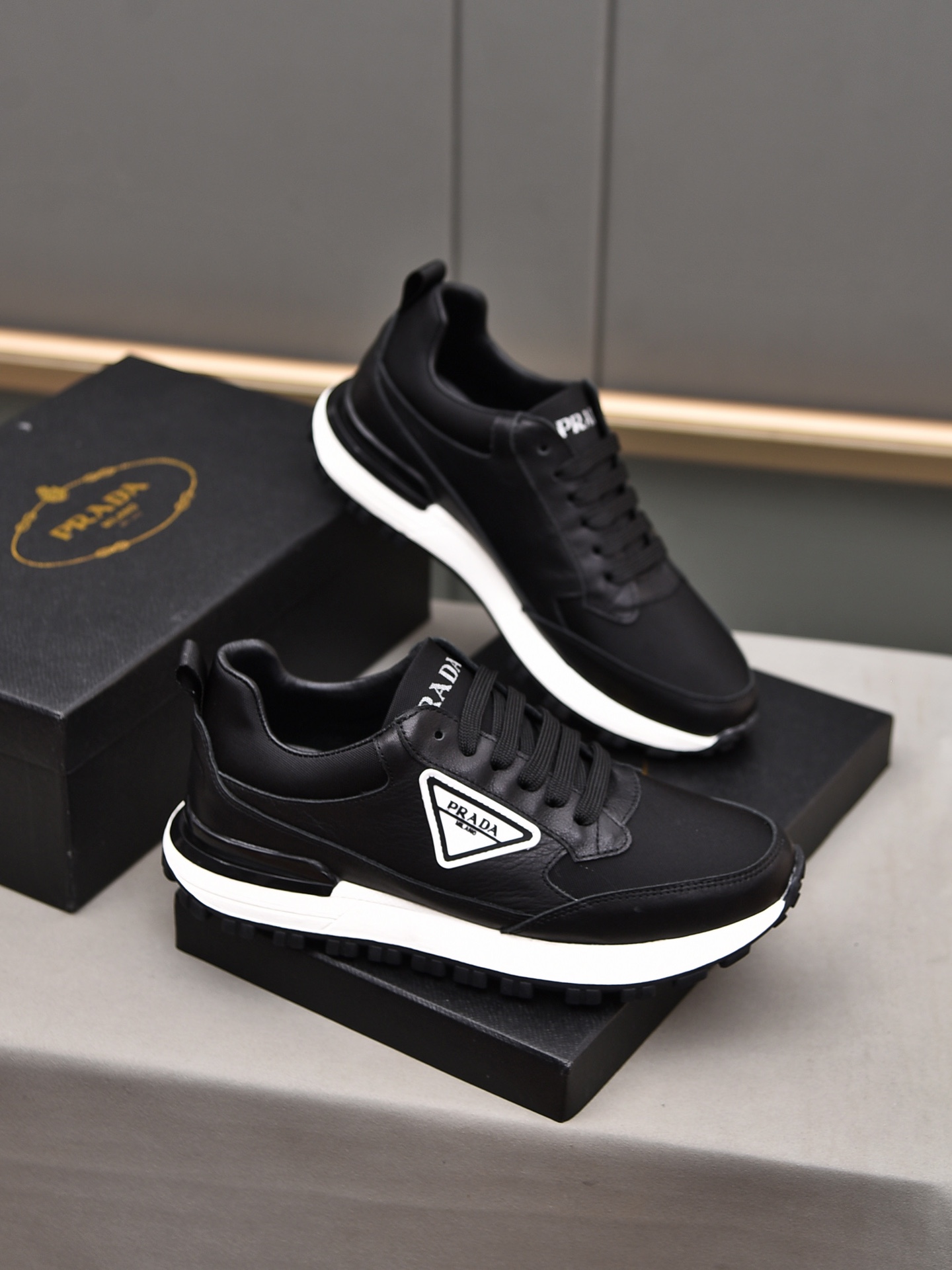 I5 升级版 Prada 普拉达 男士最新休闲鞋全进口头层小牛皮制面，内里采用透气里；绝对的奢华打造，活动成型大底，舒适感爆棚。独特的设计理念，引领时尚新概念。配码：38-4445定做