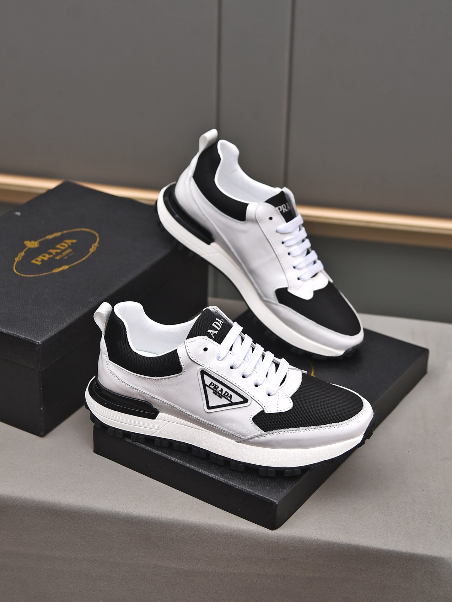 I5 升级版 Prada 普拉达 男士最新休闲鞋全进口头层小牛皮制面，内里采用透气里；绝对的奢华打造，活动成型大底，舒适感爆棚。独特的设计理念，引领时尚新概念。配码：38-4445定做