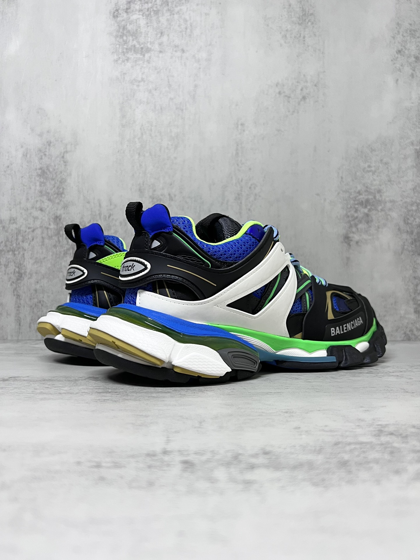 💰420
巴黎世家3.0 三代户外概念鞋老爹鞋“宝蓝墨绿”Balenciaga Sneaker Tess s.Gomma 纯原版本 原装大盒 从里到外 一切百分百还原官方配置 顶级专供碾压市面一切真标版本
尺码：36 37 38 39 40 41 42 43 44 45新色陆续更新中！