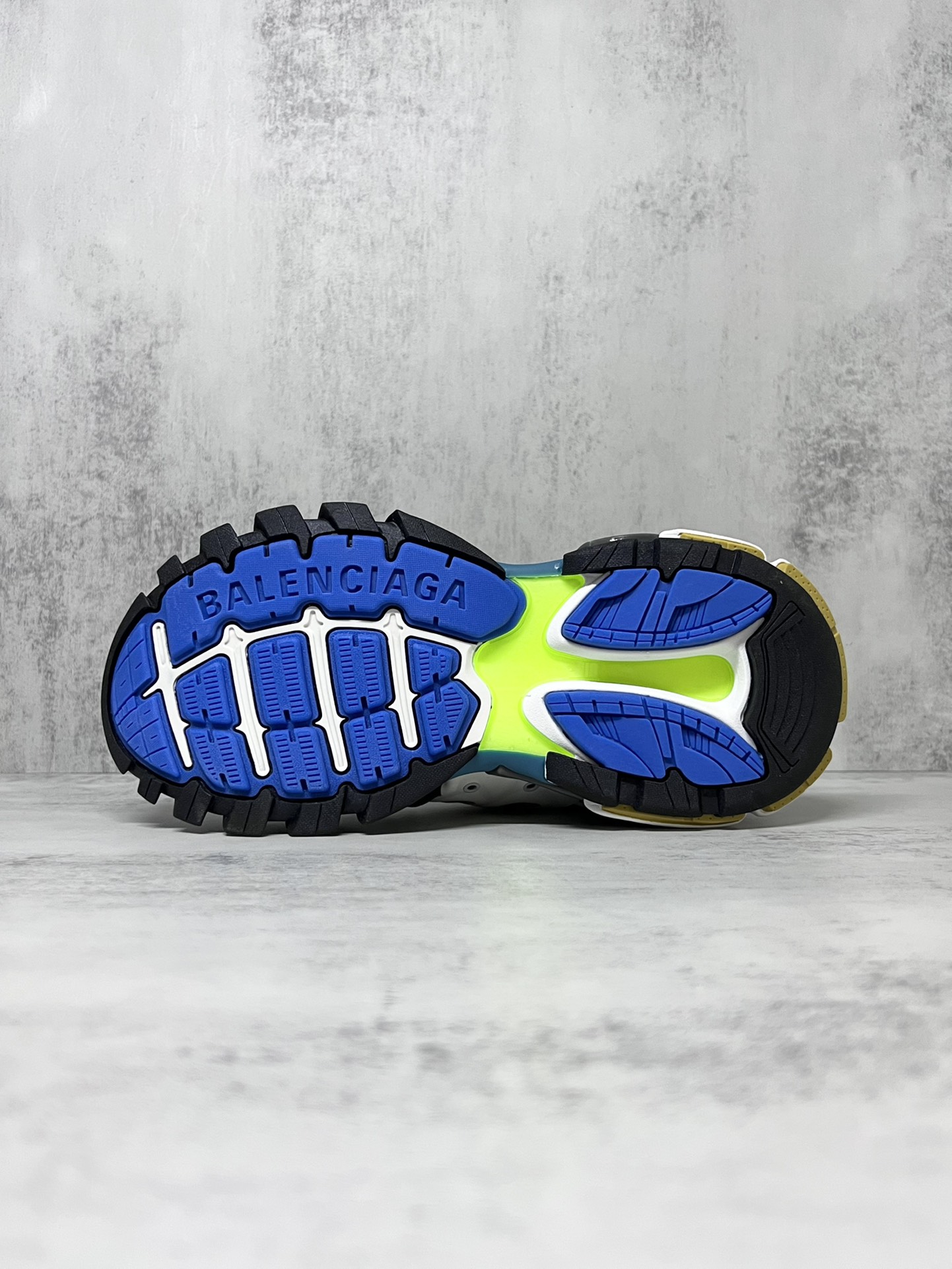 💰420
巴黎世家3.0 三代户外概念鞋老爹鞋“宝蓝墨绿”Balenciaga Sneaker Tess s.Gomma 纯原版本 原装大盒 从里到外 一切百分百还原官方配置 顶级专供碾压市面一切真标版本
尺码：36 37 38 39 40 41 42 43 44 45新色陆续更新中！