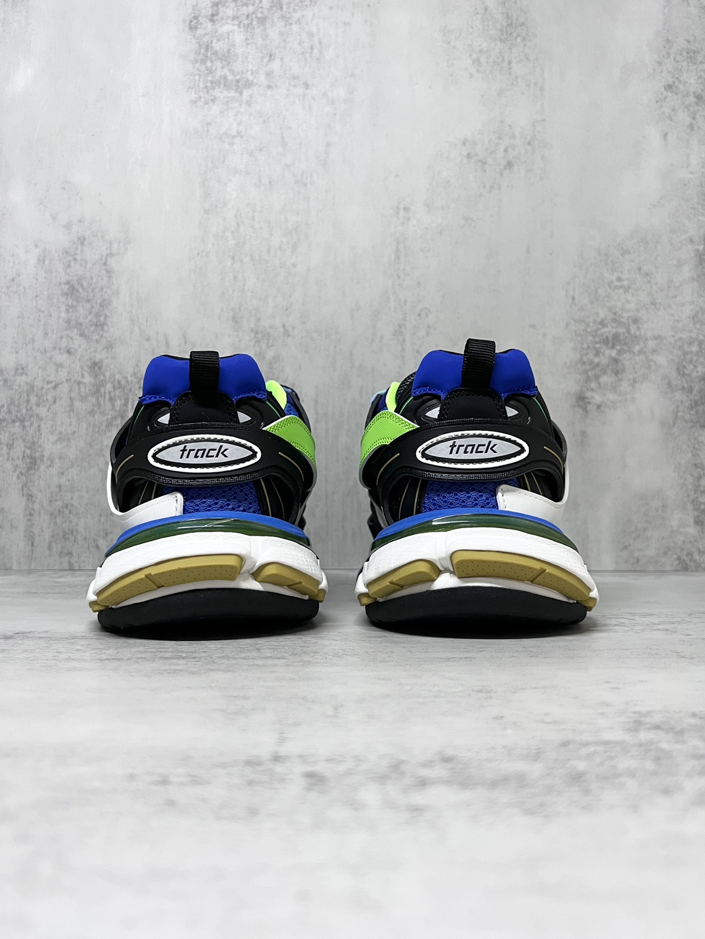💰420
巴黎世家3.0 三代户外概念鞋老爹鞋“宝蓝墨绿”Balenciaga Sneaker Tess s.Gomma 纯原版本 原装大盒 从里到外 一切百分百还原官方配置 顶级专供碾压市面一切真标版本
尺码：36 37 38 39 40 41 42 43 44 45新色陆续更新中！