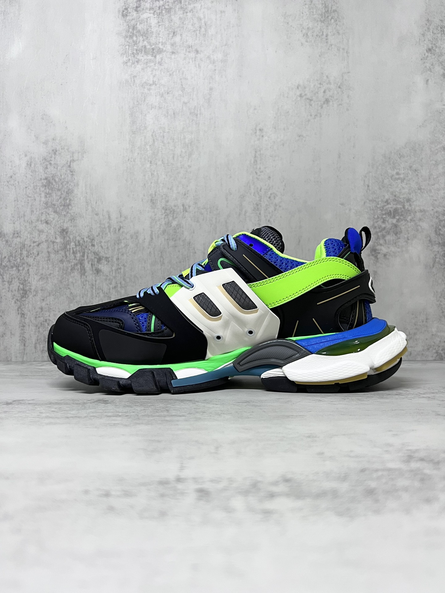 💰420
巴黎世家3.0 三代户外概念鞋老爹鞋“宝蓝墨绿”Balenciaga Sneaker Tess s.Gomma 纯原版本 原装大盒 从里到外 一切百分百还原官方配置 顶级专供碾压市面一切真标版本
尺码：36 37 38 39 40 41 42 43 44 45新色陆续更新中！