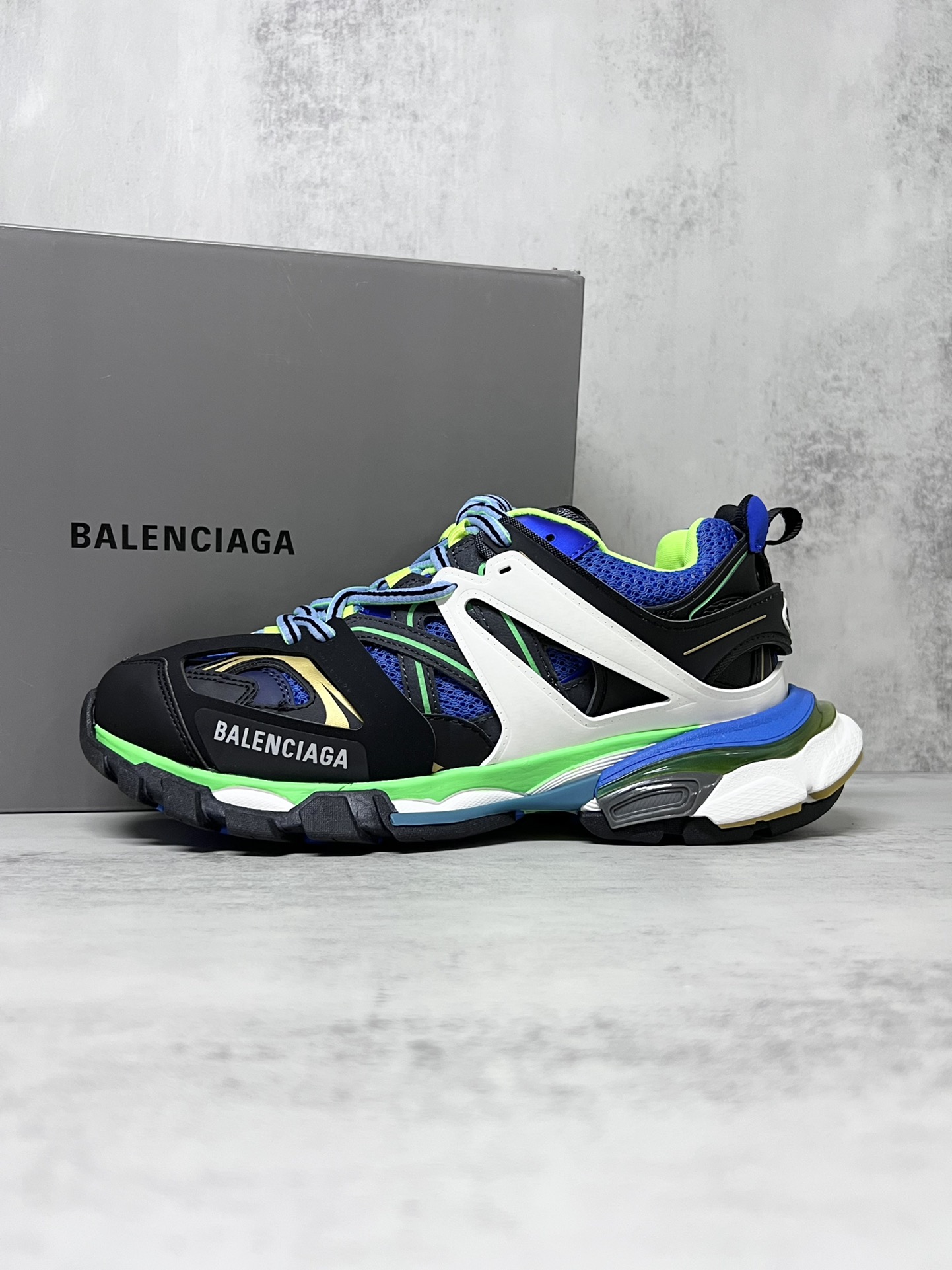 💰420
巴黎世家3.0 三代户外概念鞋老爹鞋“宝蓝墨绿”Balenciaga Sneaker Tess s.Gomma 纯原版本 原装大盒 从里到外 一切百分百还原官方配置 顶级专供碾压市面一切真标版本
尺码：36 37 38 39 40 41 42 43 44 45新色陆续更新中！