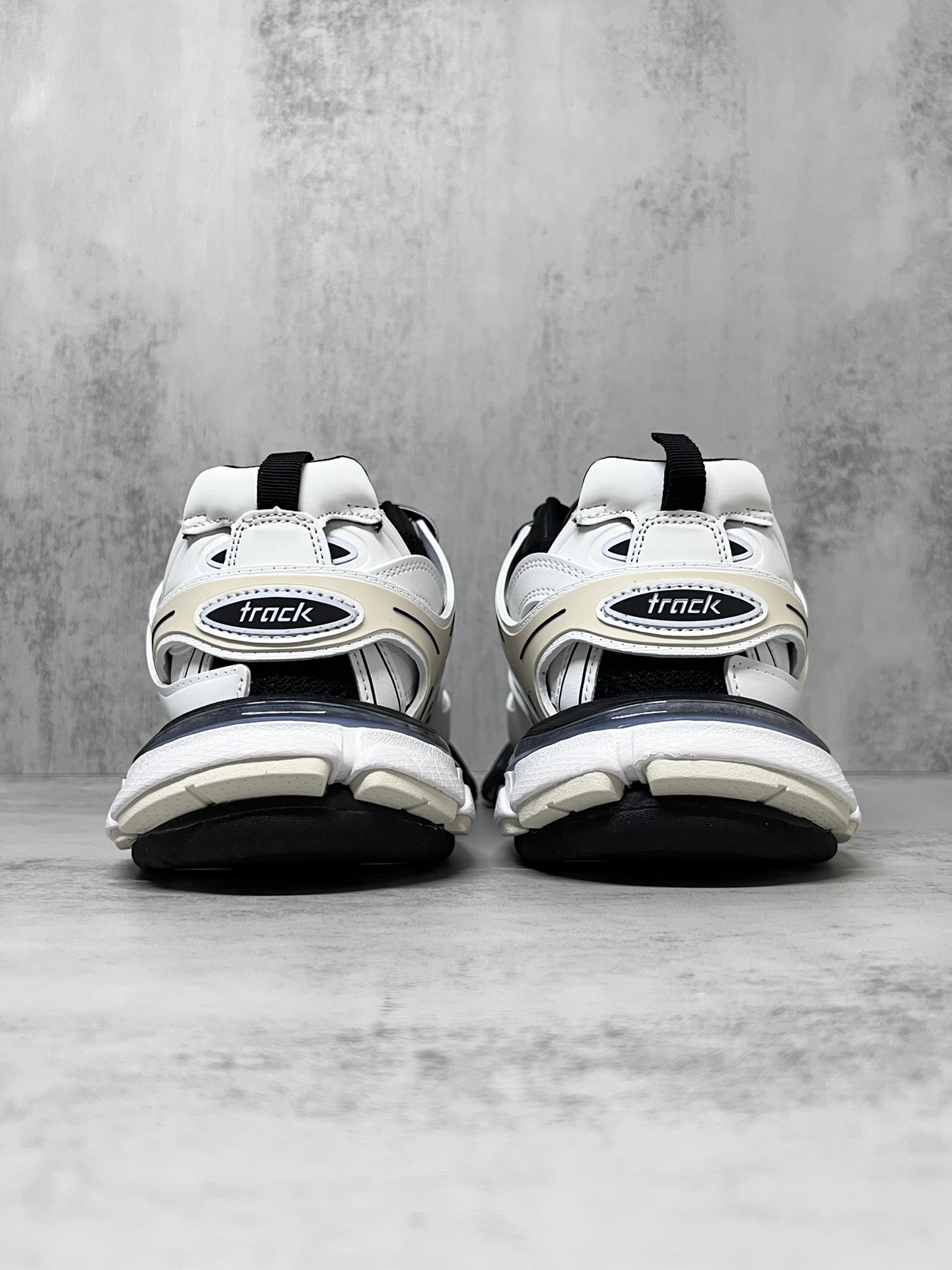 巴黎世家3.0 三代户外概念鞋老爹鞋“白灰黑”Balenciaga Sneaker Tess s.Gomma 纯原版本 原装大盒 从里到外 一切百分百还原官方配置 顶级专供碾压市面一切真标版本
尺码：36 37 38 39 40 41 42 43 44 45新色陆续更新中！