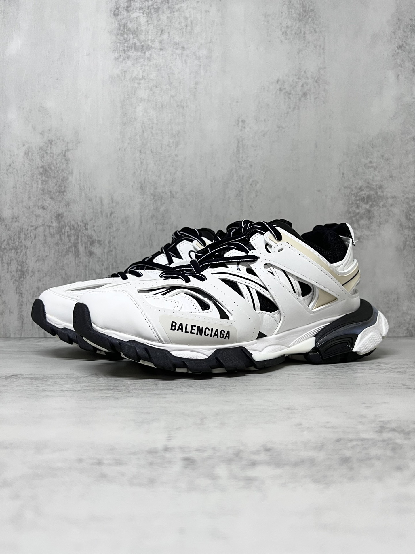 巴黎世家3.0 三代户外概念鞋老爹鞋“白灰黑”Balenciaga Sneaker Tess s.Gomma 纯原版本 原装大盒 从里到外 一切百分百还原官方配置 顶级专供碾压市面一切真标版本
尺码：36 37 38 39 40 41 42 43 44 45新色陆续更新中！