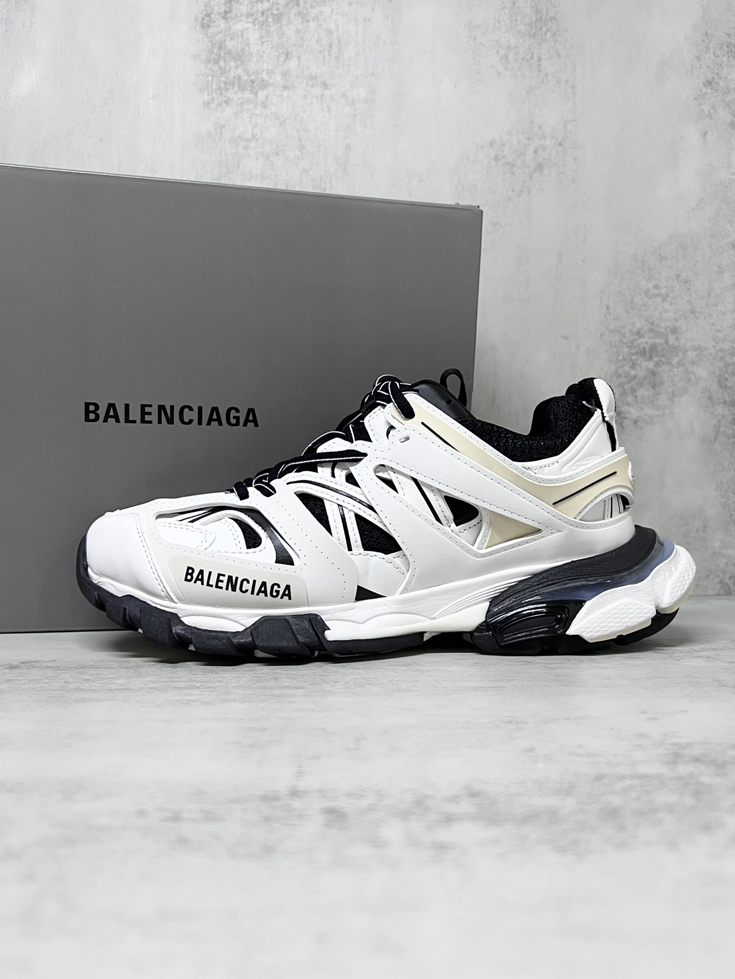 巴黎世家3.0 三代户外概念鞋老爹鞋“白灰黑”Balenciaga Sneaker Tess s.Gomma 纯原版本 原装大盒 从里到外 一切百分百还原官方配置 顶级专供碾压市面一切真标版本
尺码：36 37 38 39 40 41 42 43 44 45新色陆续更新中！
