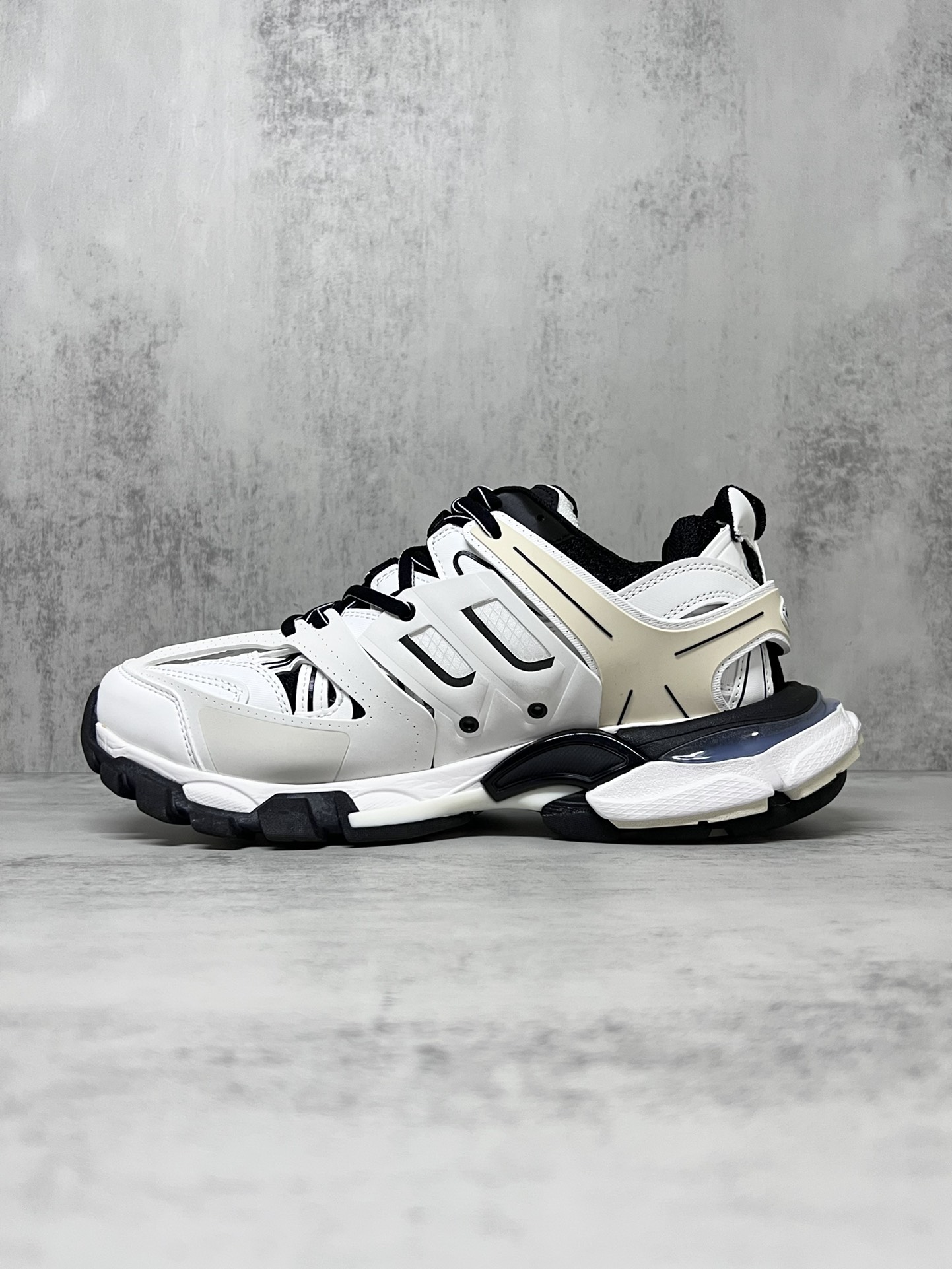 巴黎世家3.0 三代户外概念鞋老爹鞋“白灰黑”Balenciaga Sneaker Tess s.Gomma 纯原版本 原装大盒 从里到外 一切百分百还原官方配置 顶级专供碾压市面一切真标版本
尺码：36 37 38 39 40 41 42 43 44 45新色陆续更新中！