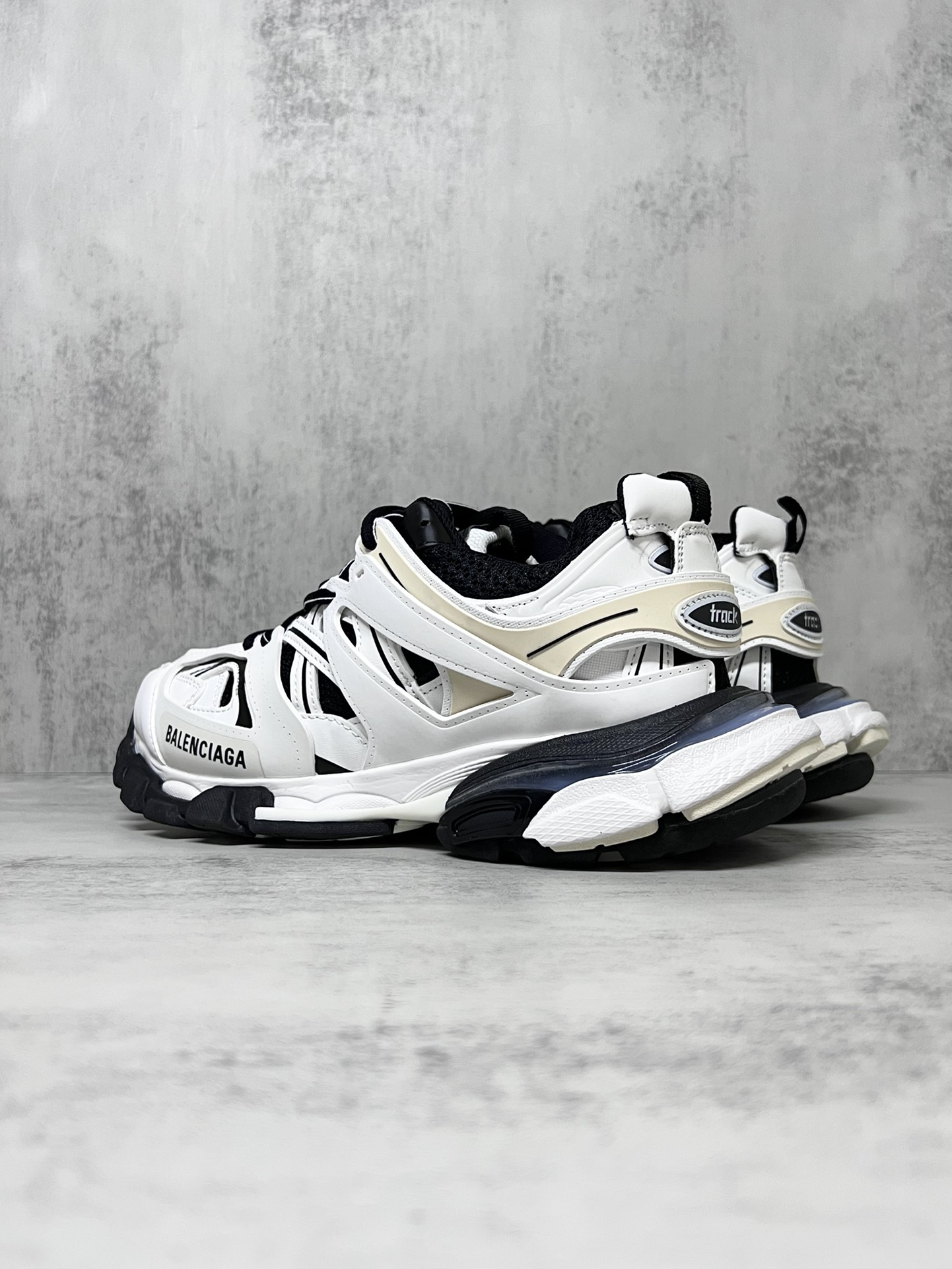 巴黎世家3.0 三代户外概念鞋老爹鞋“白灰黑”Balenciaga Sneaker Tess s.Gomma 纯原版本 原装大盒 从里到外 一切百分百还原官方配置 顶级专供碾压市面一切真标版本
尺码：36 37 38 39 40 41 42 43 44 45新色陆续更新中！