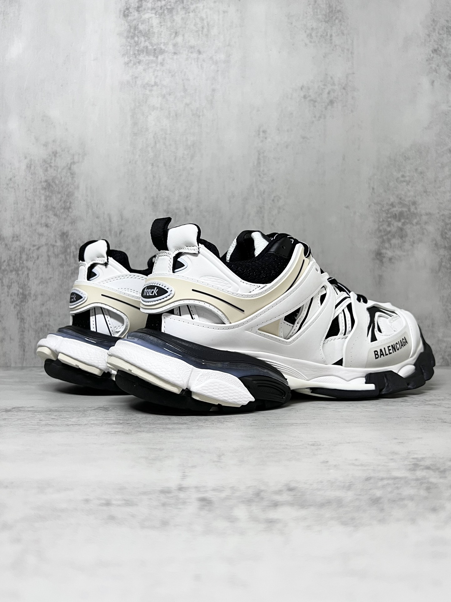 巴黎世家3.0 三代户外概念鞋老爹鞋“白灰黑”Balenciaga Sneaker Tess s.Gomma 纯原版本 原装大盒 从里到外 一切百分百还原官方配置 顶级专供碾压市面一切真标版本
尺码：36 37 38 39 40 41 42 43 44 45新色陆续更新中！